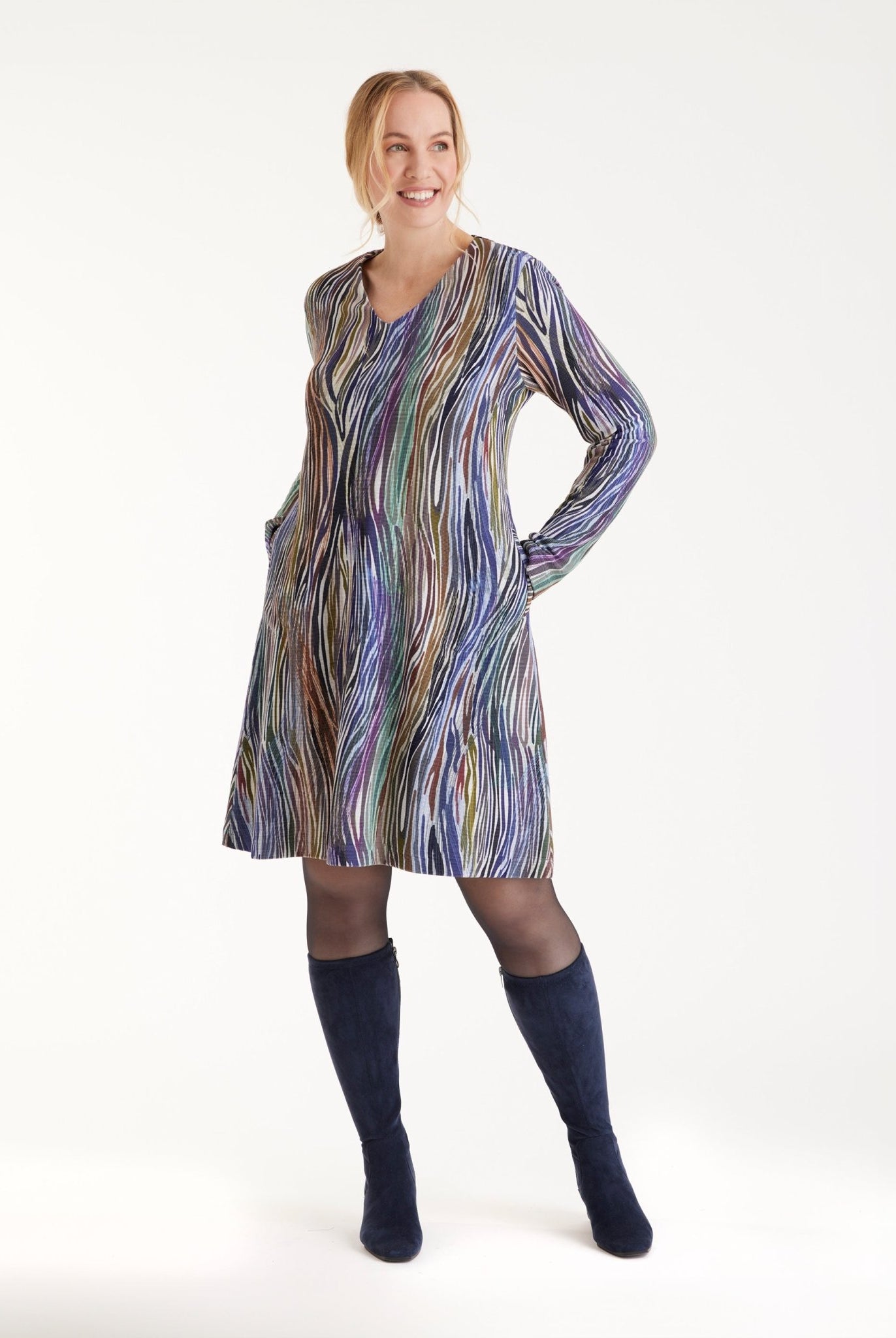 Kurzes Kleid ARAPA mit V-Ausschnitt, langen Armen und mehrfarbigem Muster in Blau- und Violetttönen