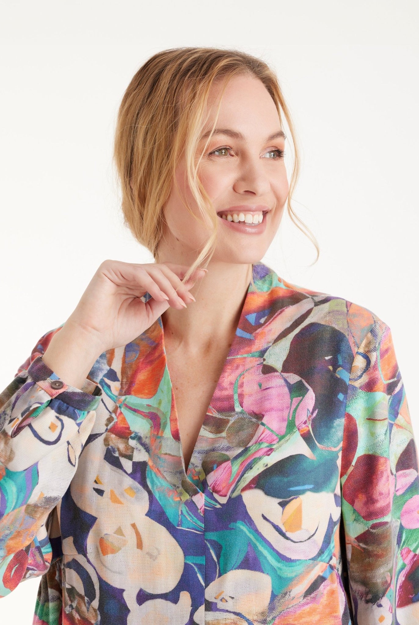 Kurzes Kleid DYRA mit V-Ausschnitt, langen Armen und mehrfarbigem, abstraktem Blumenmuster