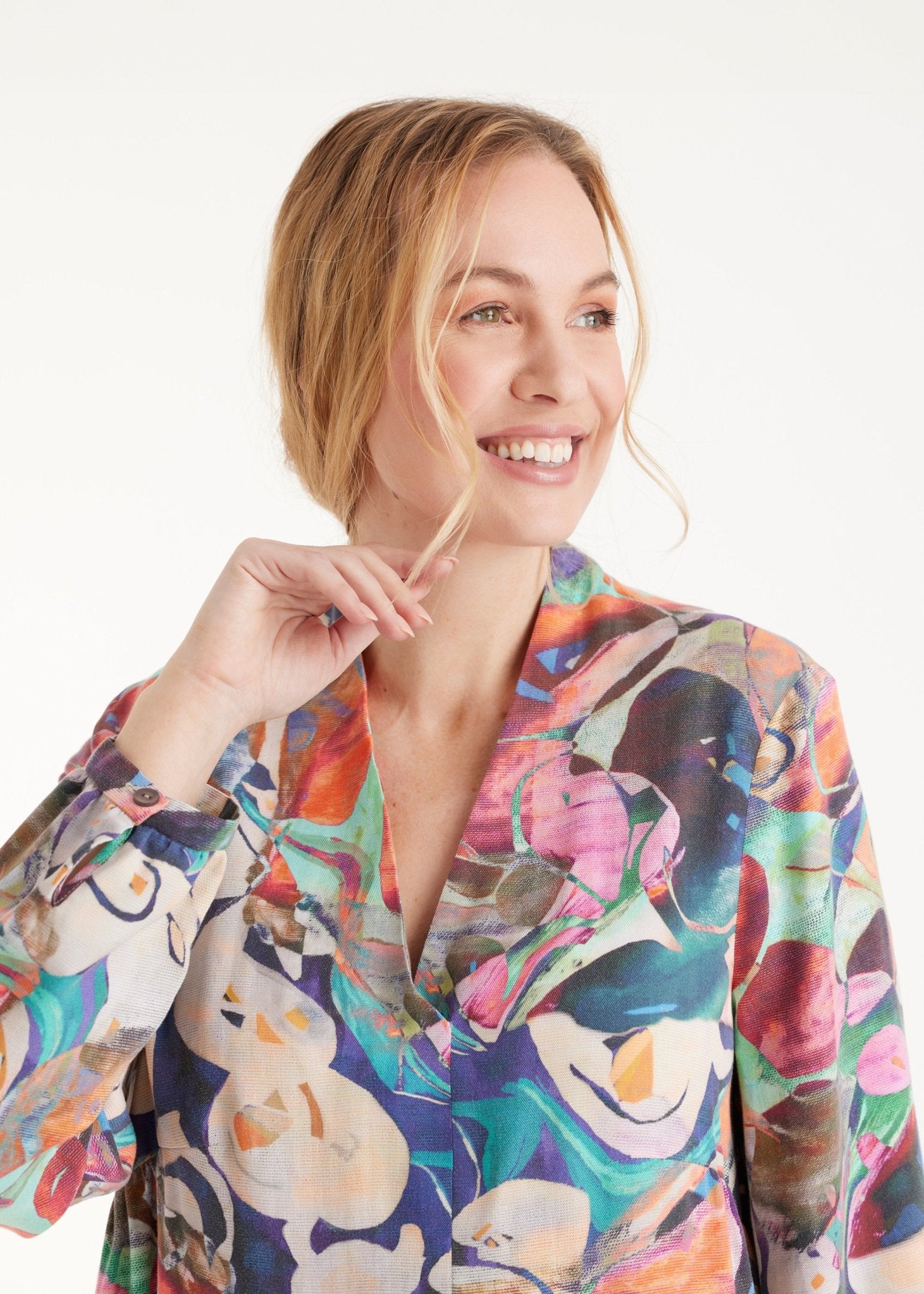 Kurzes Kleid DYRA mit V-Ausschnitt, langen Armen und mehrfarbigem, abstraktem Blumenmuster