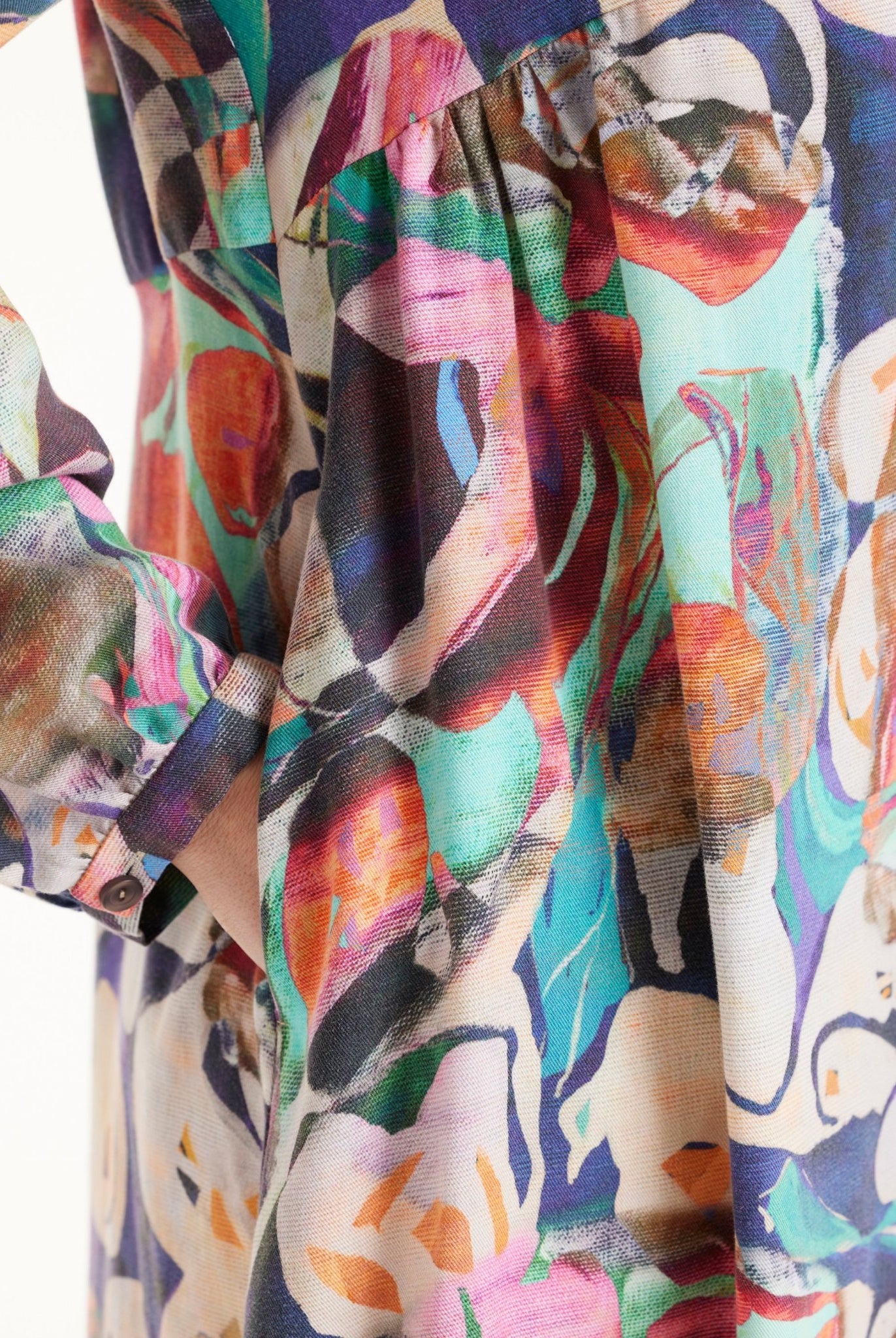 Kurzes Kleid DYRA mit V-Ausschnitt, langen Armen und mehrfarbigem, abstraktem Blumenmuster