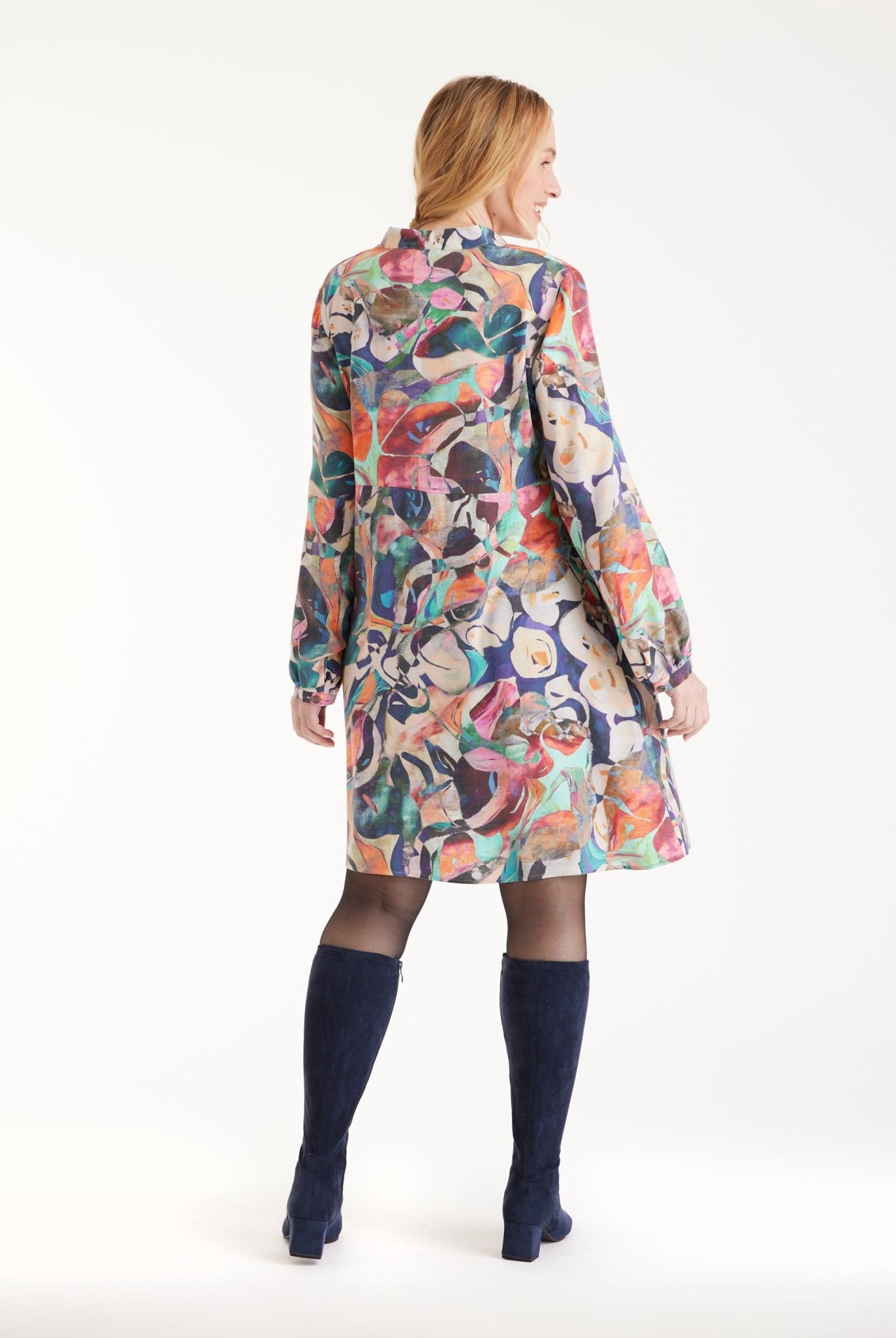 Kurzes Kleid DYRA mit V-Ausschnitt, langen Armen und mehrfarbigem, abstraktem Blumenmuster