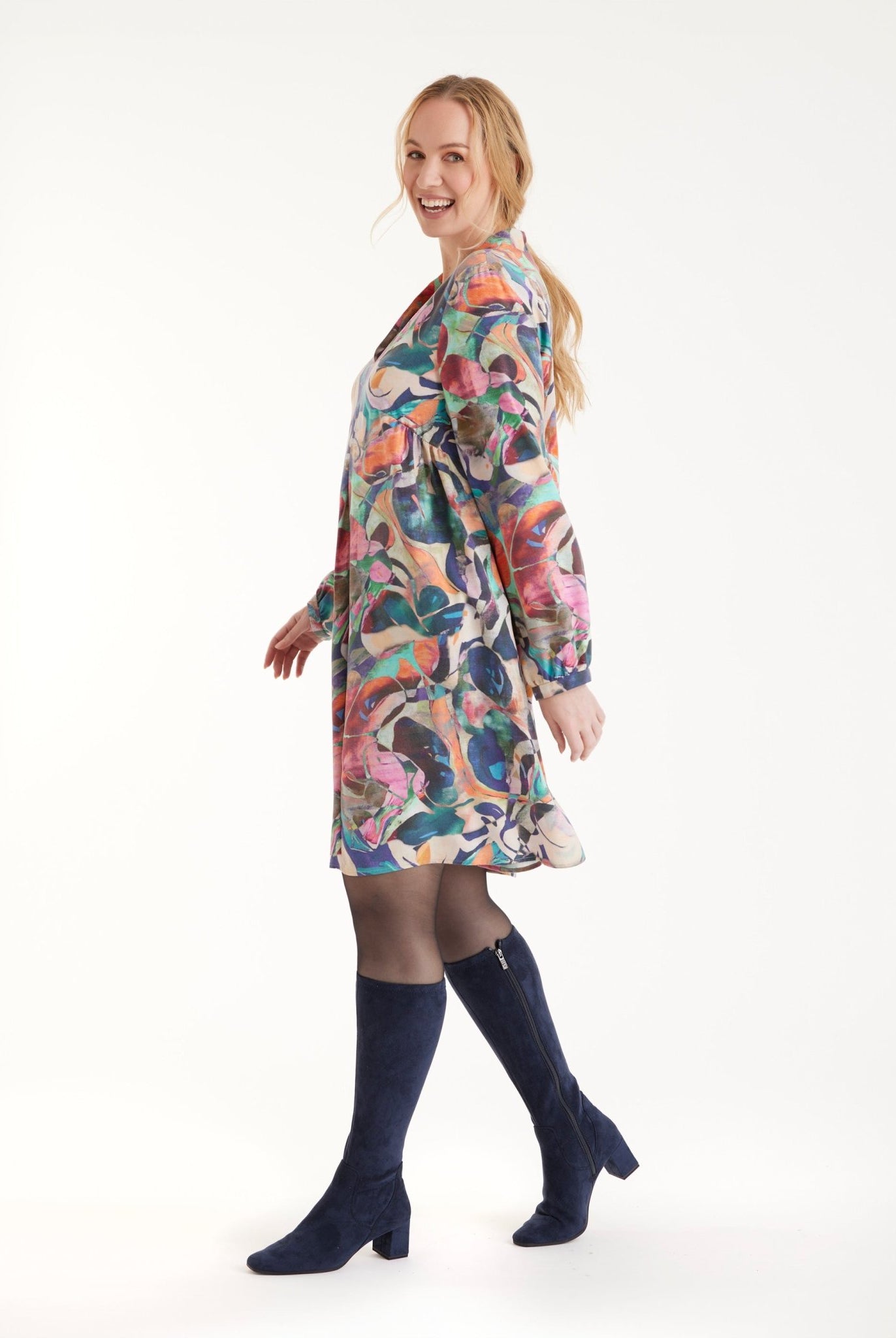 Kurzes Kleid DYRA mit V-Ausschnitt, langen Armen und mehrfarbigem, abstraktem Blumenmuster