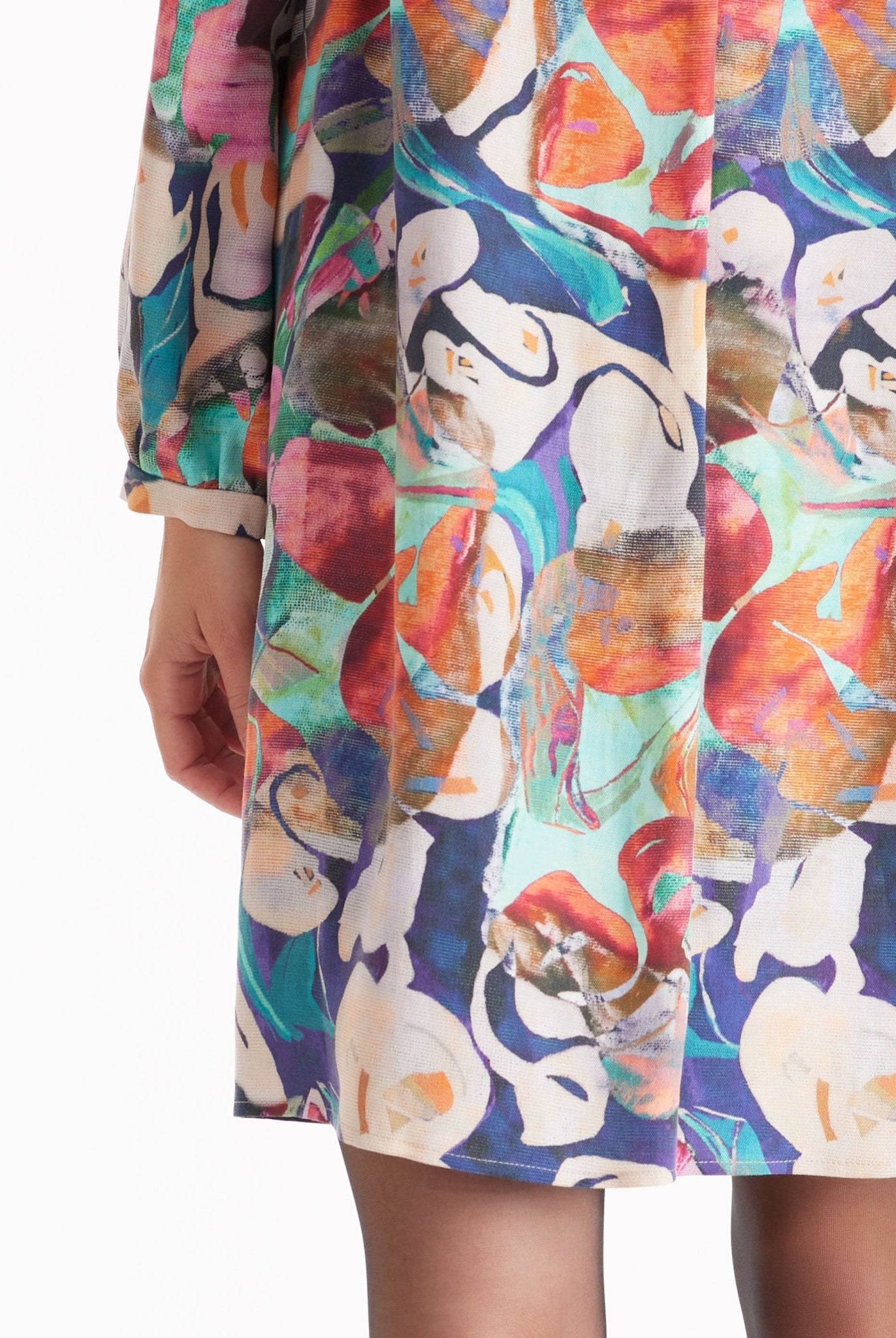 Kurzes Kleid DYRA mit V-Ausschnitt, langen Armen und mehrfarbigem, abstraktem Blumenmuster