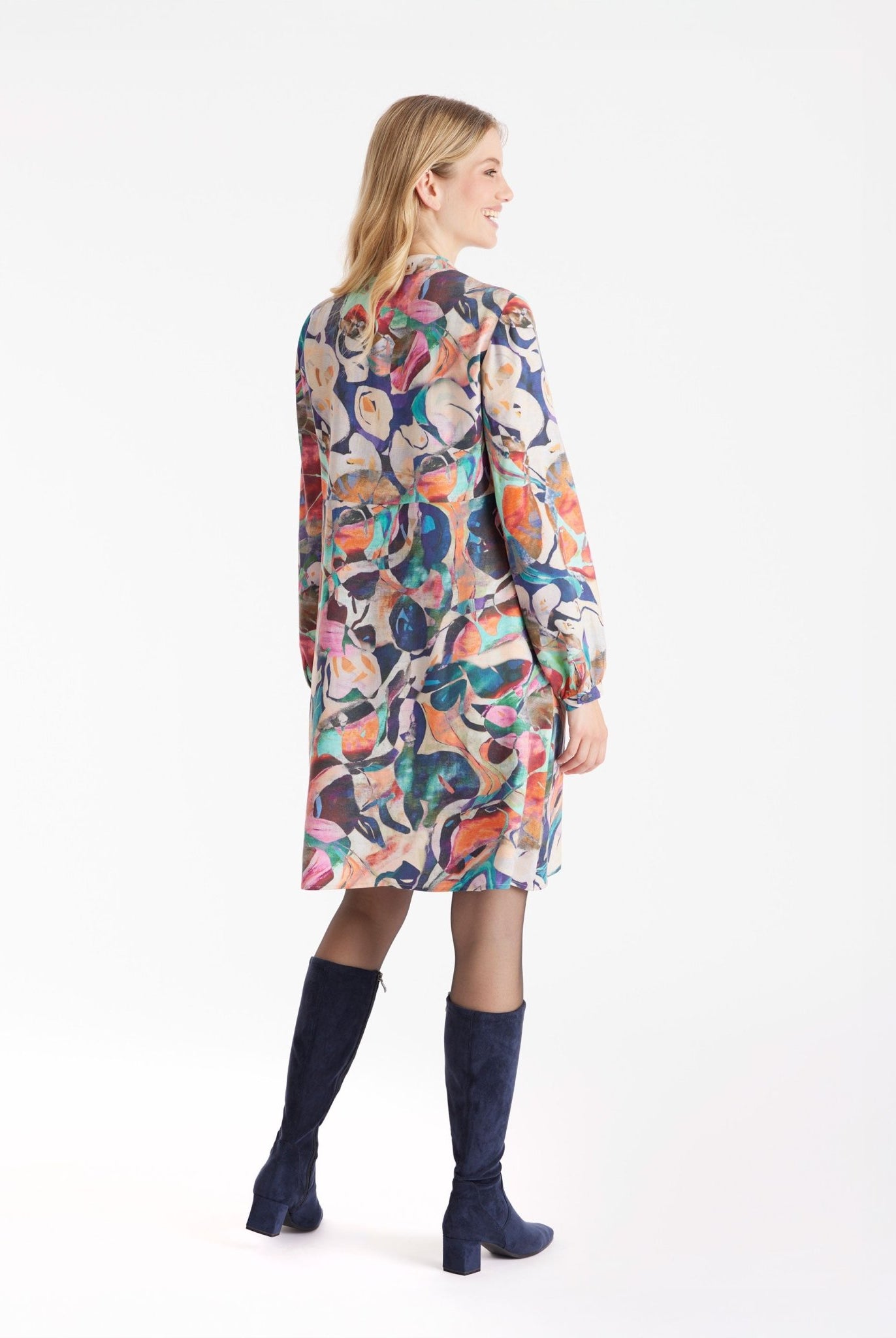 Kurzes Kleid DYRA mit V-Ausschnitt, langen Armen und mehrfarbigem, abstraktem Blumenmuster