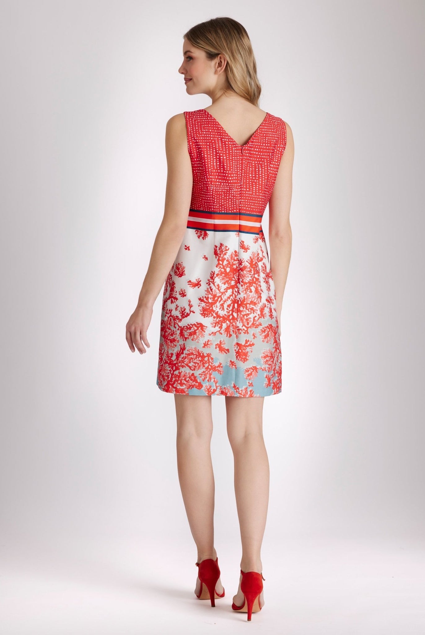 Kurzes, ärmelloses Kleid FADUNA mit A-Linien-Form, Karee-Ausschnitt und rotem Muster