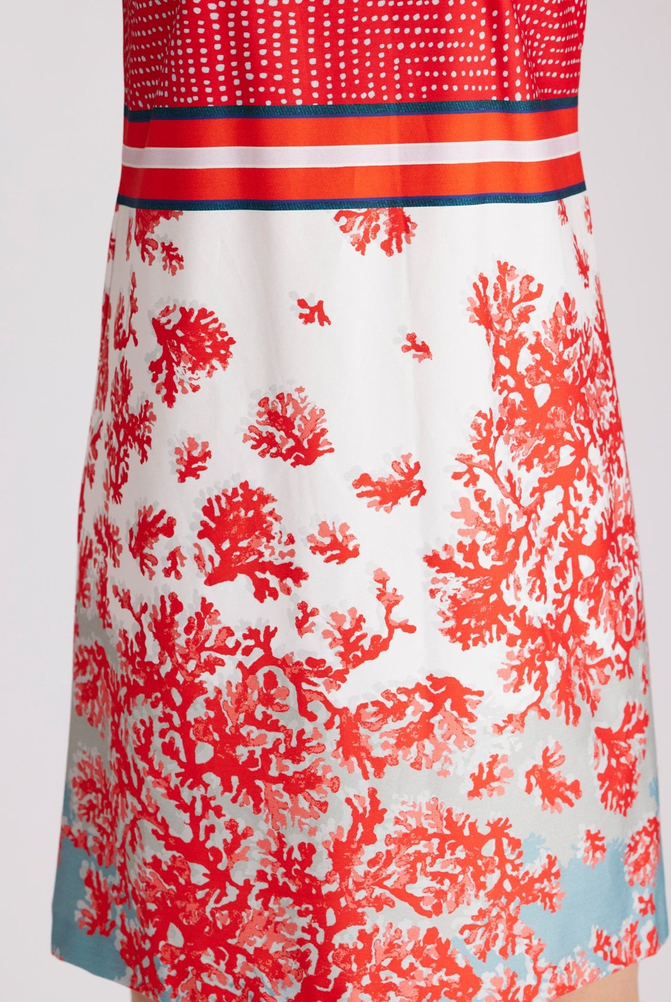 Kurzes, ärmelloses Kleid FADUNA mit A-Linien-Form, Karee-Ausschnitt und rotem Muster