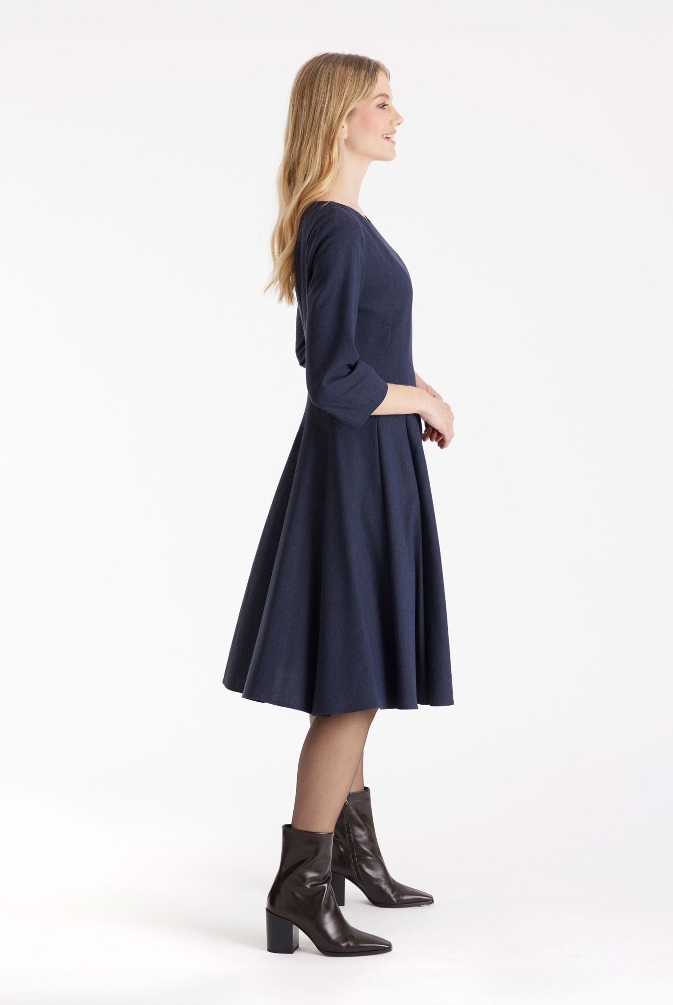 Knielanges Kleid IBIZZA mit Rundhals, 3/4-Ärmeln und weitem Faltenrock in Dunkelblau