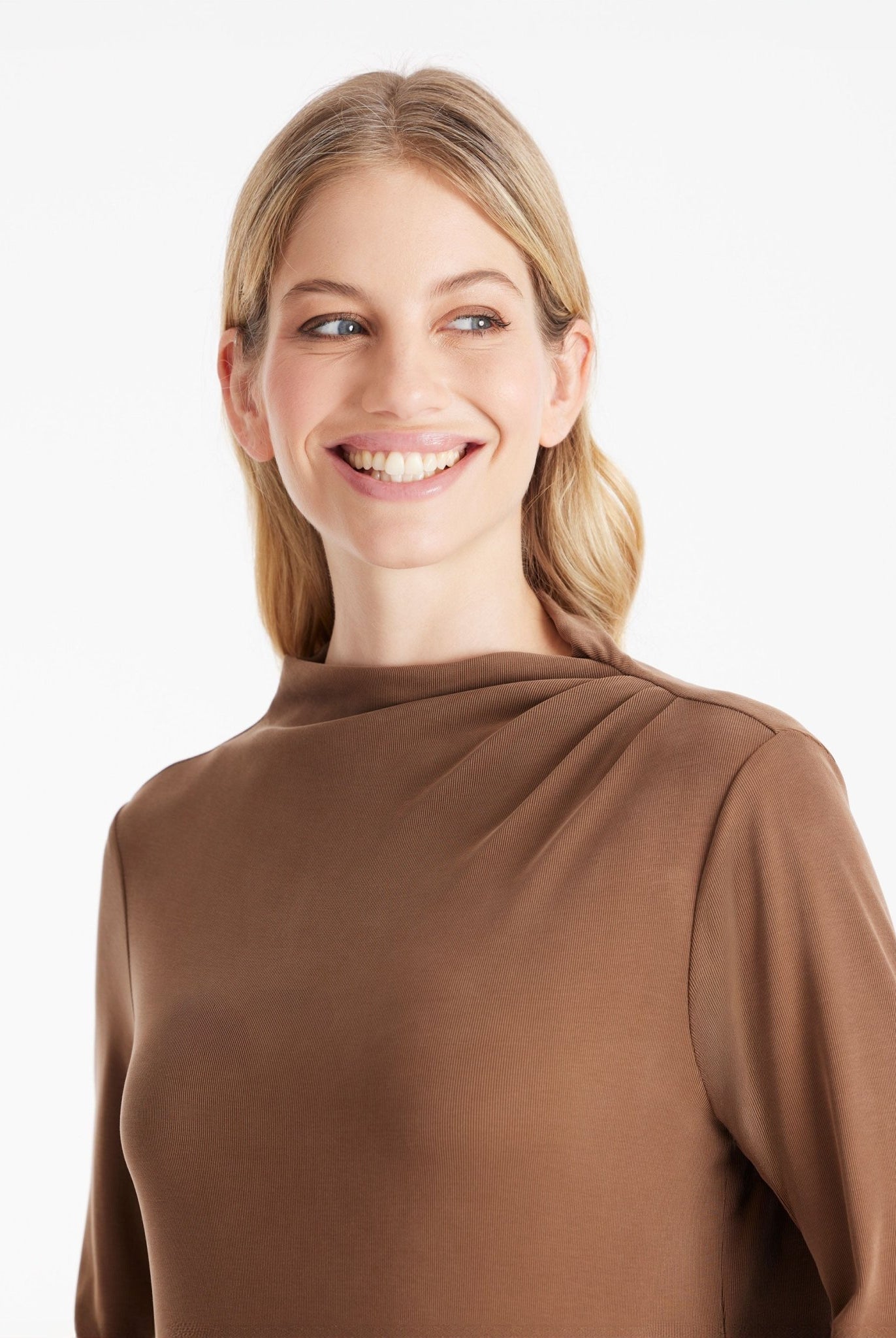 Kurzes Kleid MUDRESSE mit hohem Kragen und langen Armen in Braun