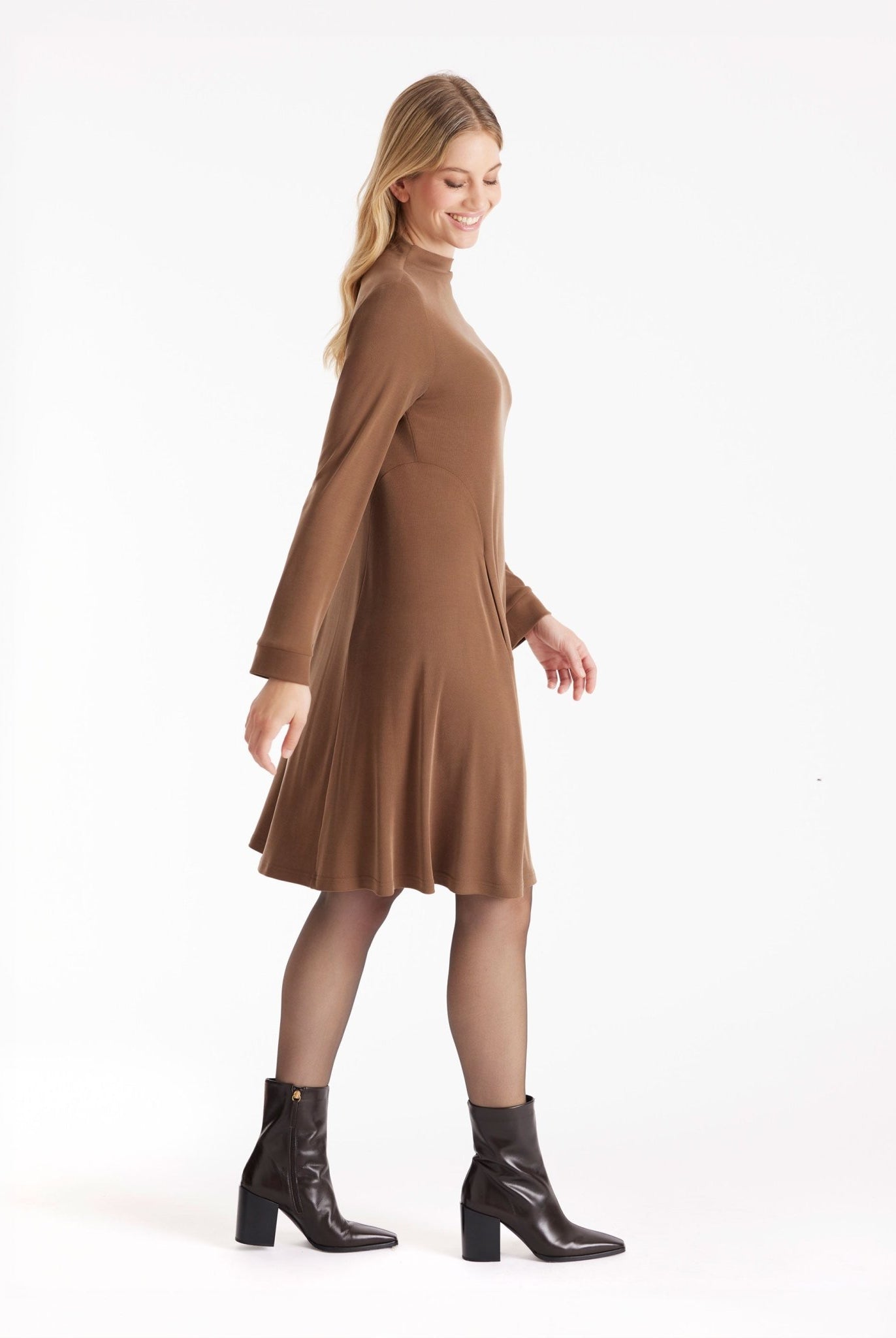 Kurzes Kleid MUDRESSE mit hohem Kragen und langen Armen in Braun