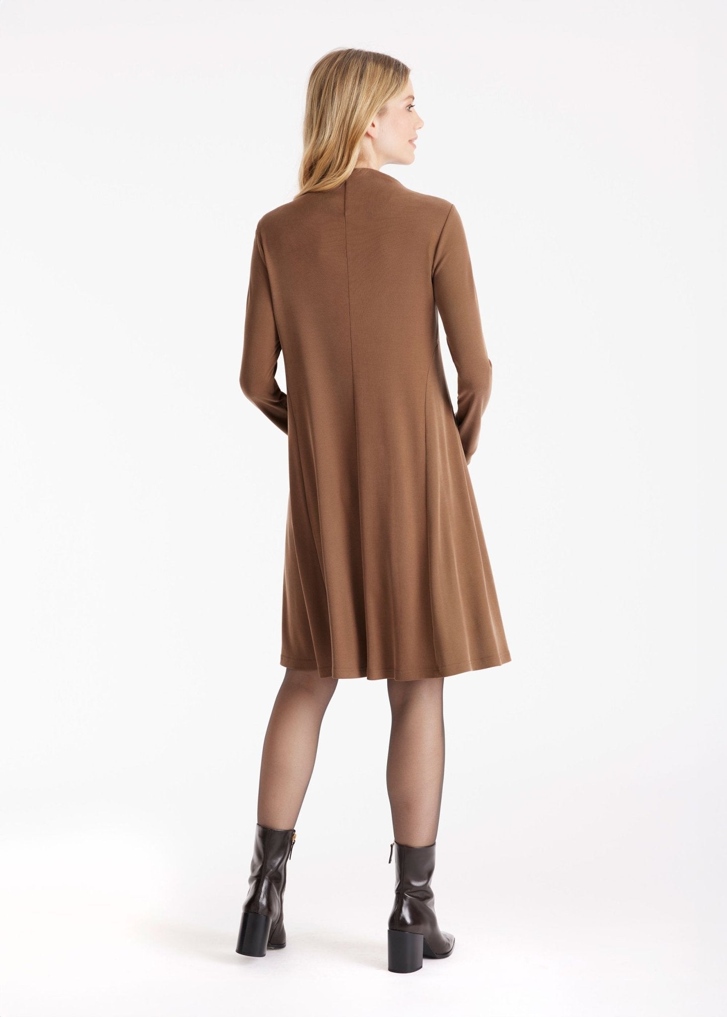 Kurzes Kleid MUDRESSE mit hohem Kragen und langen Armen in Braun