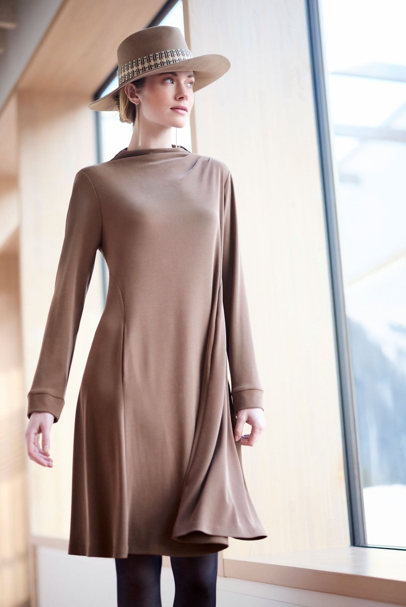 Kurzes Kleid MUDRESSE mit hohem Kragen und langen Armen in Braun