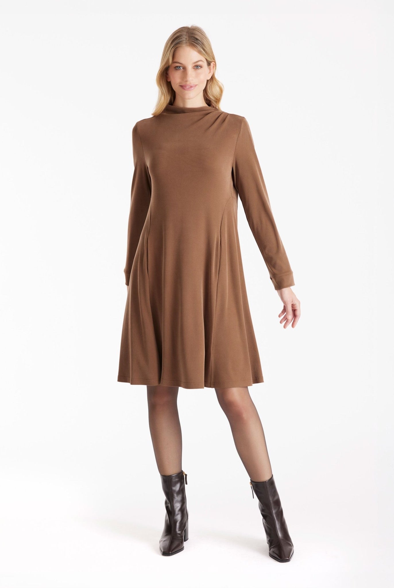 Kurzes Kleid MUDRESSE mit hohem Kragen und langen Armen in Braun