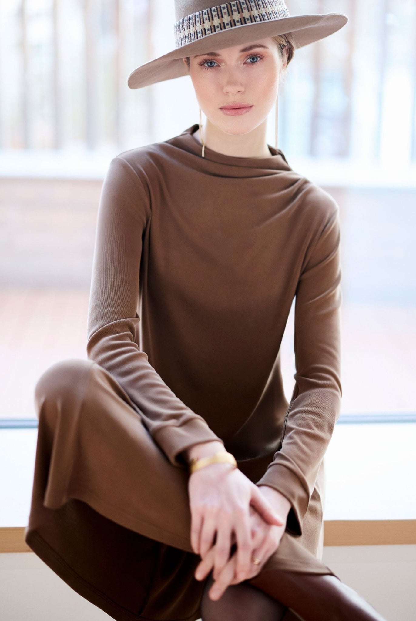 Kurzes Kleid MUDRESSE mit hohem Kragen und langen Armen in Braun