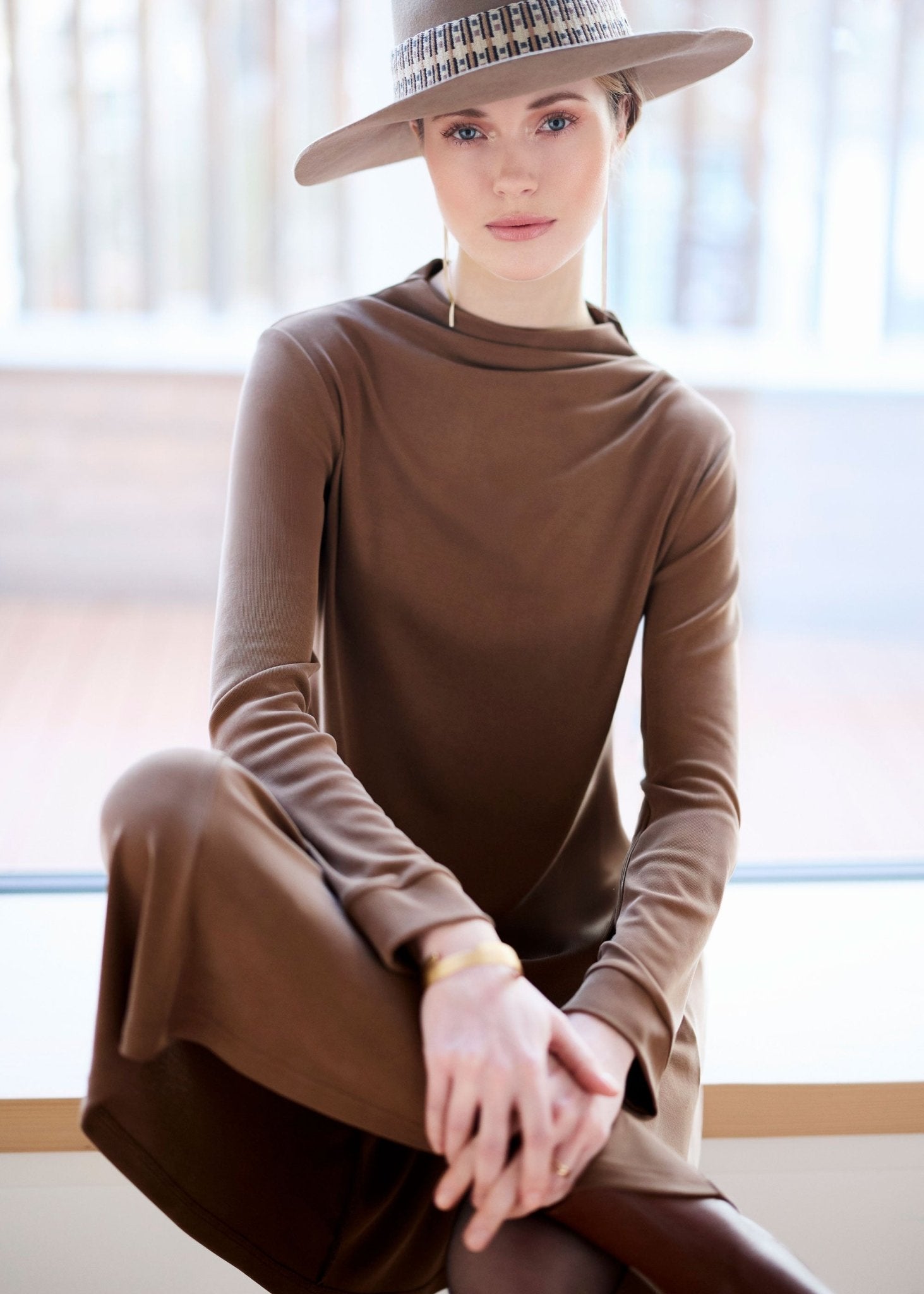 Kurzes Kleid MUDRESSE mit hohem Kragen und langen Armen in Braun