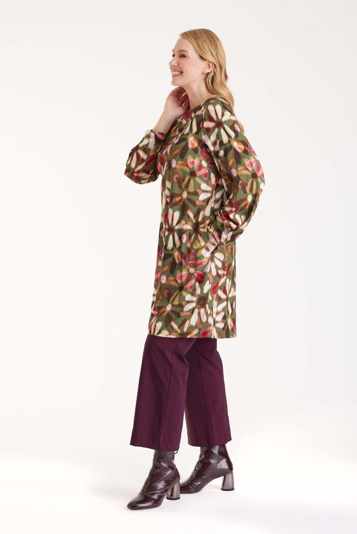 Kurzes Kleid NABYLIA mit U-Boot-Ausschnitt, langen Armen und mehrfarbigem Blumenmuster