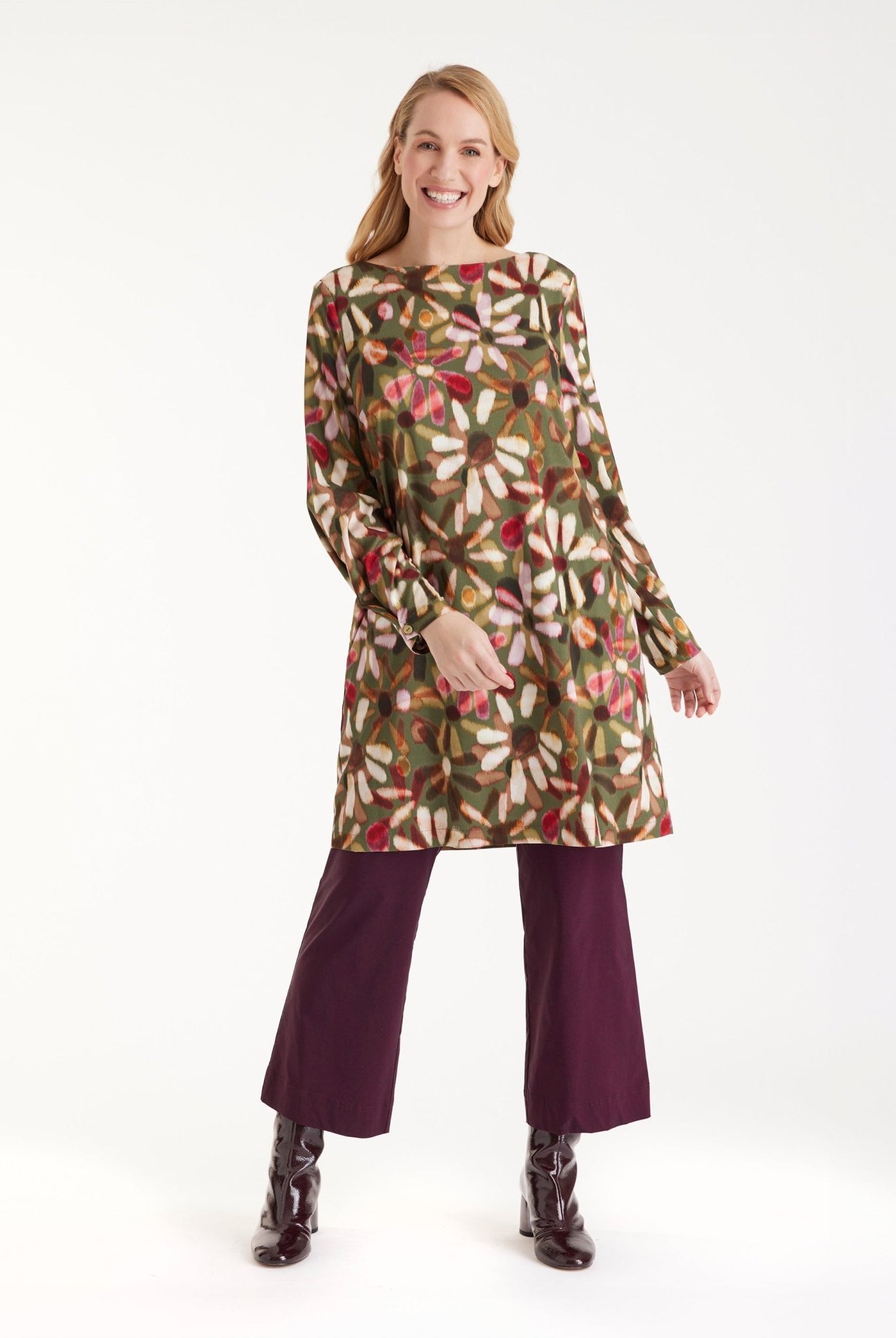 Kurzes Kleid NABYLIA mit U-Boot-Ausschnitt, langen Armen und mehrfarbigem Blumenmuster