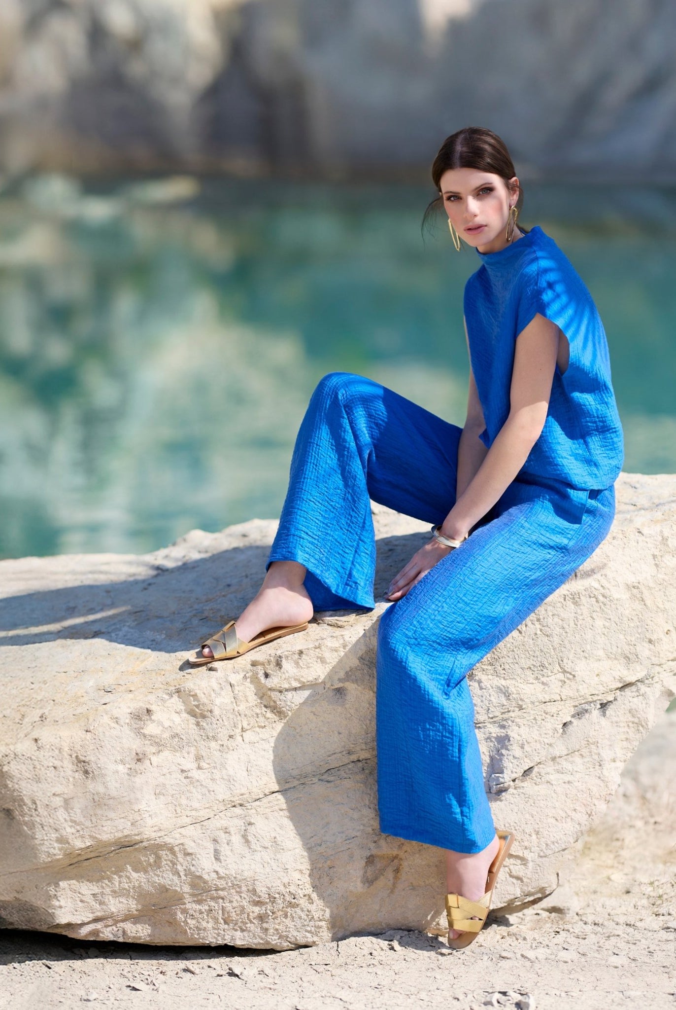 Lange Hose NAJUPI mit Gummibund, seitlichen Eingrifftaschen, weitem Bein und strukturiertem Stoff in Blau