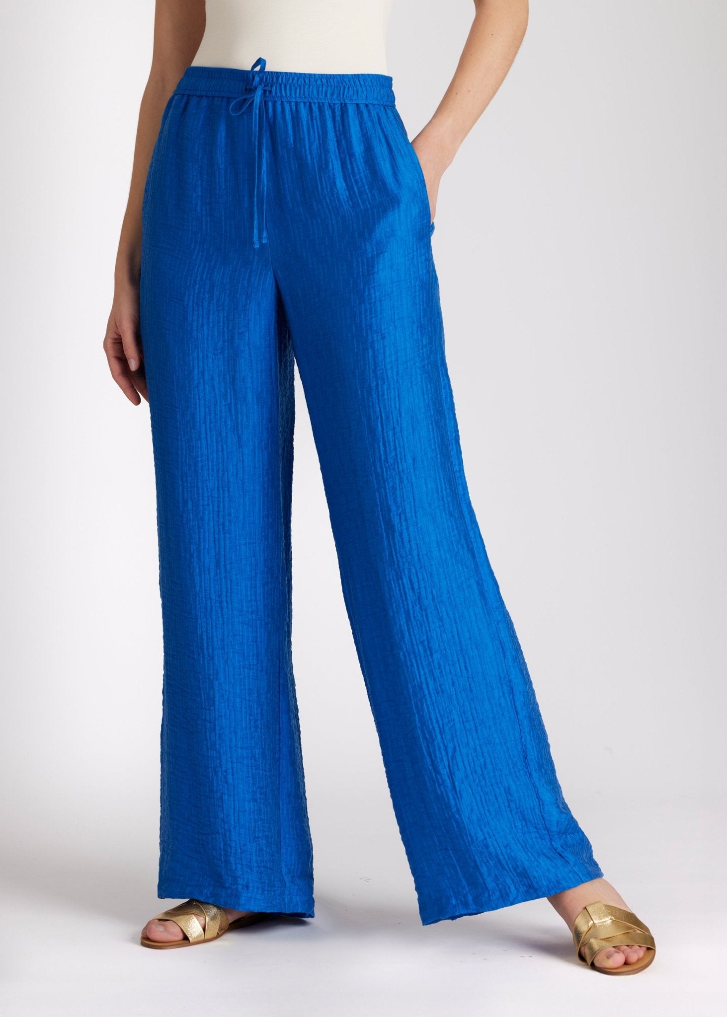 Lange Hose NAJUPI mit Gummibund, seitlichen Eingrifftaschen, weitem Bein und strukturiertem Stoff in Blau