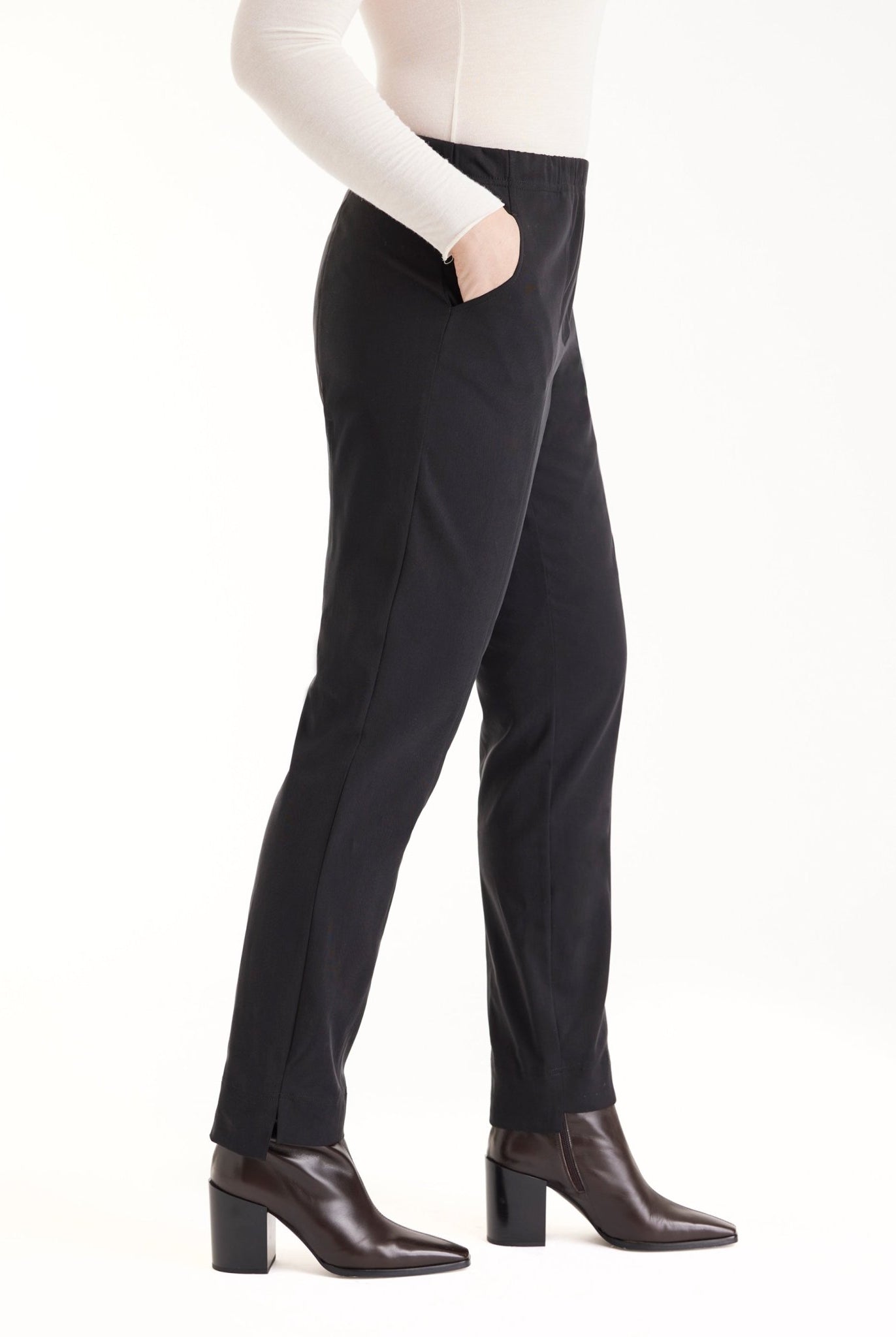 Lange Hose RISTRA mit schmalem Bein und Eingrifftaschen in Schwarz