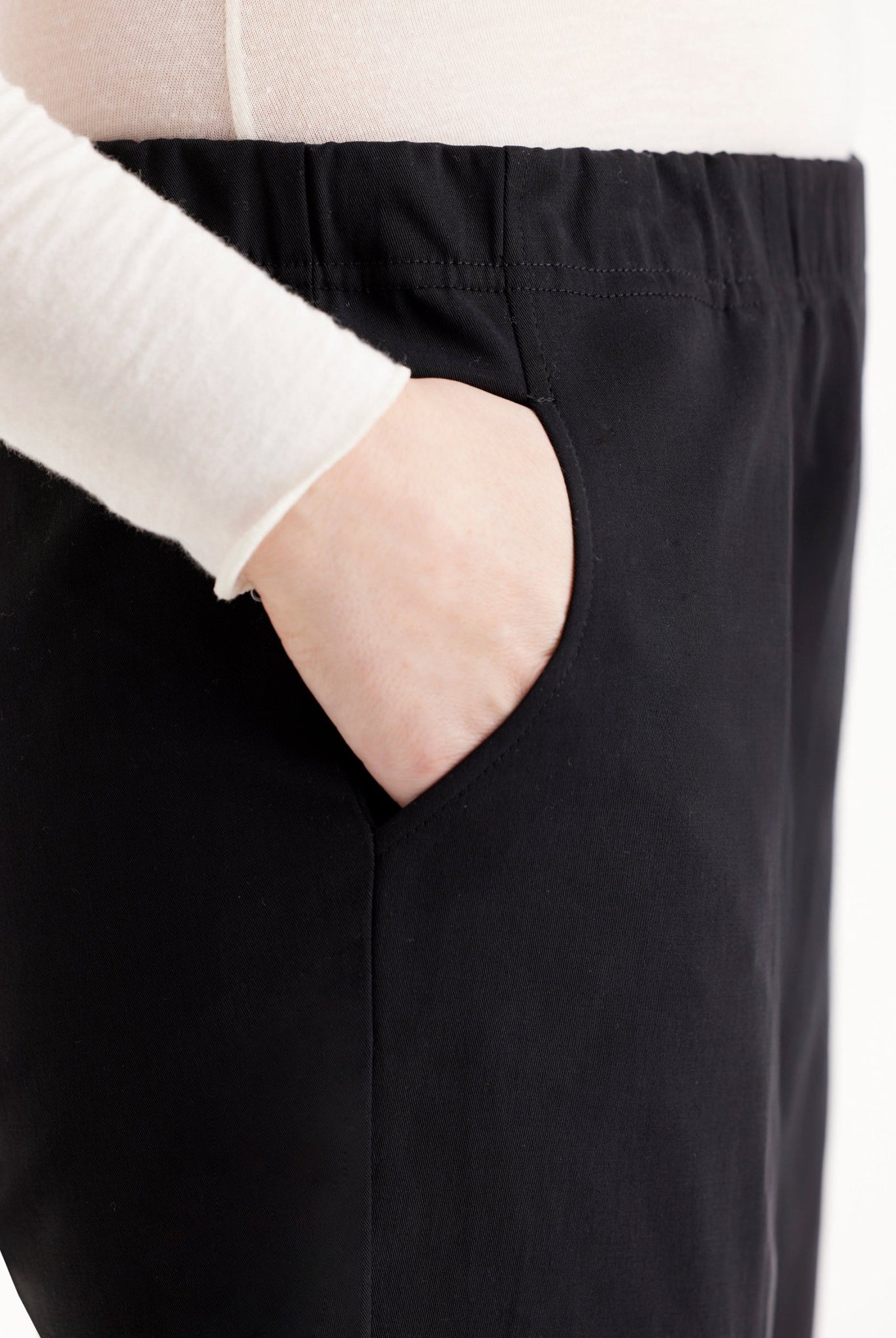 Lange Hose RISTRA mit schmalem Bein und Eingrifftaschen in Schwarz