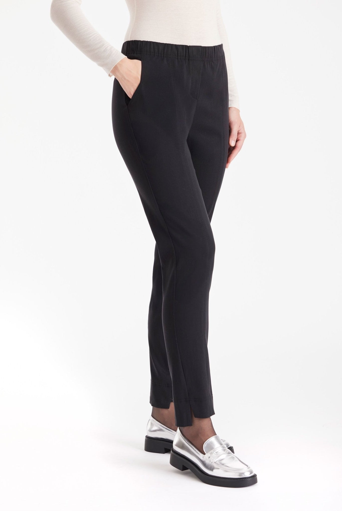 Lange Hose RISTRA mit schmalem Bein und Eingrifftaschen in Schwarz