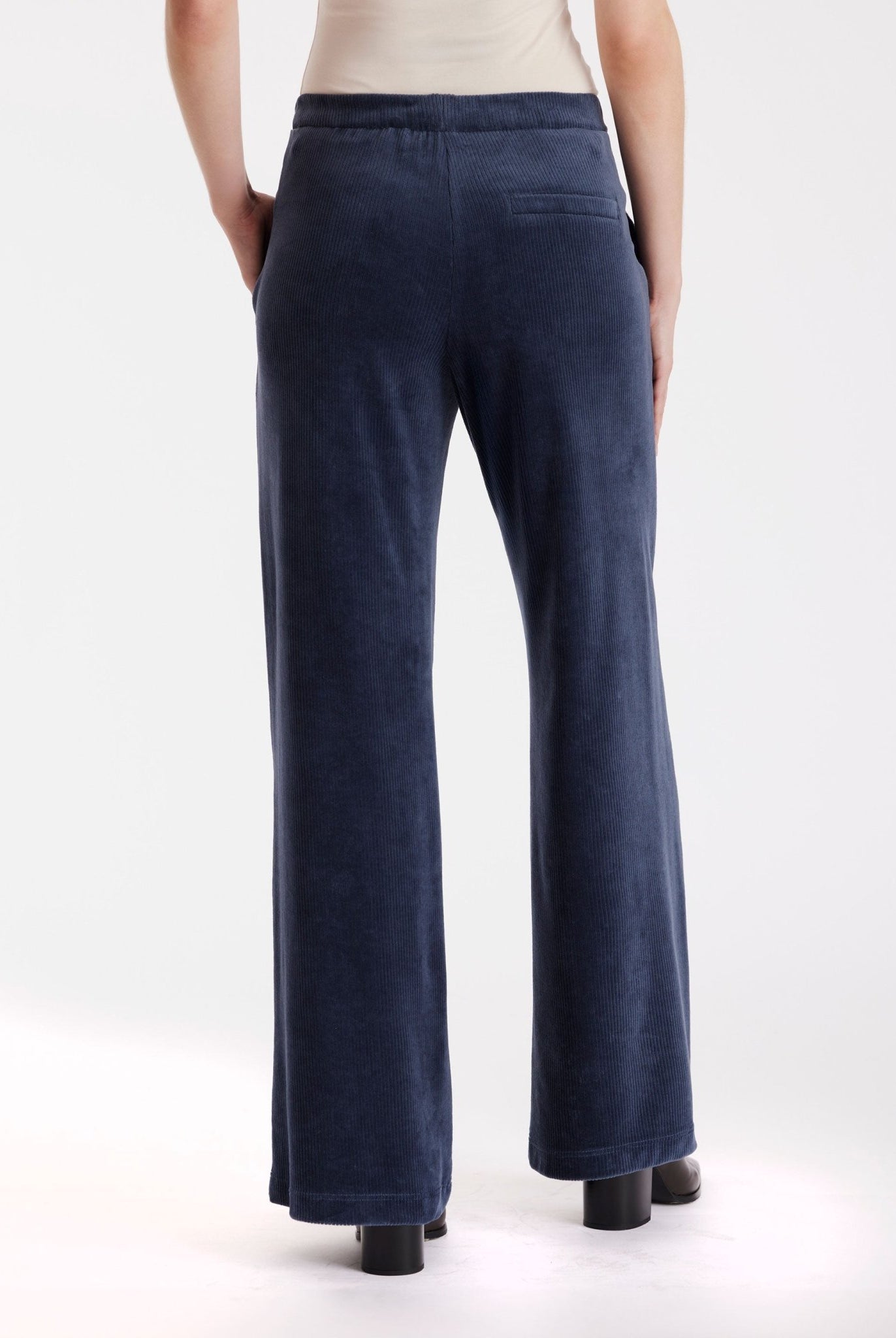 Hose WACORHO aus Cord mit lockerem Bein und Eingrifftaschen in Blau