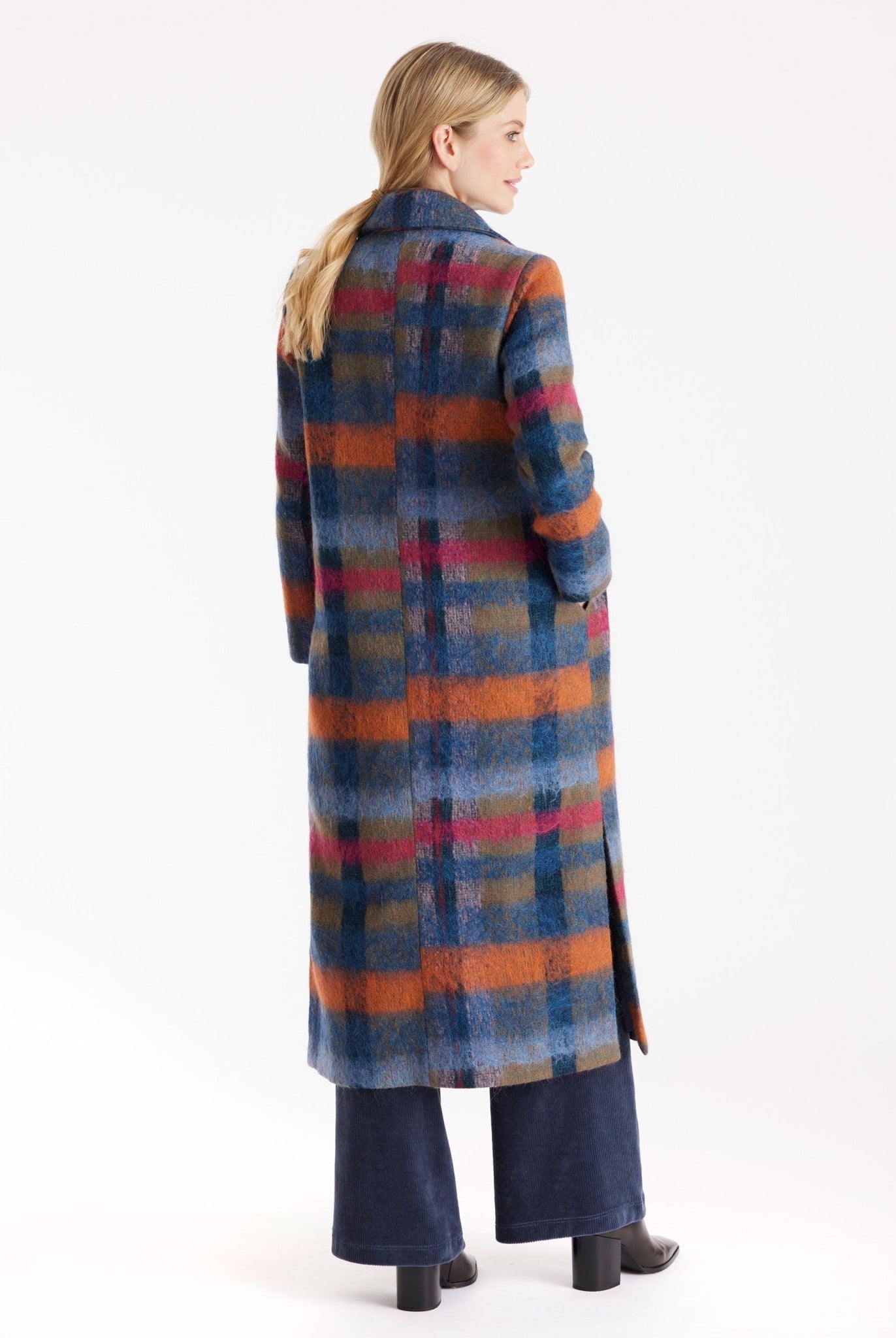 Langer Mantel ZUQUIT mit Revers, Knopfleiste und Karomuster in Blau, Orange und Pink