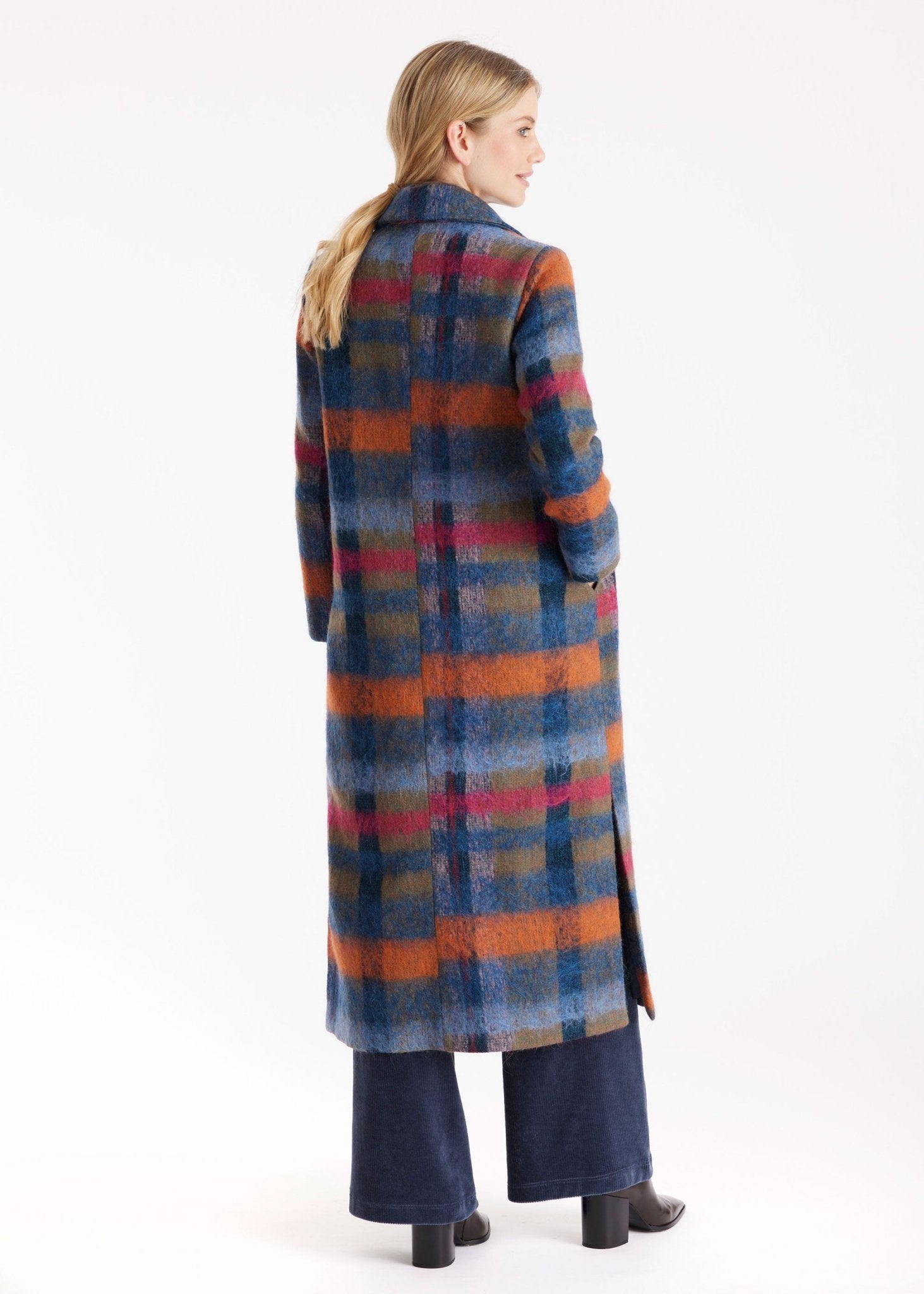 Langer Mantel ZUQUIT mit Revers, Knopfleiste und Karomuster in Blau, Orange und Pink