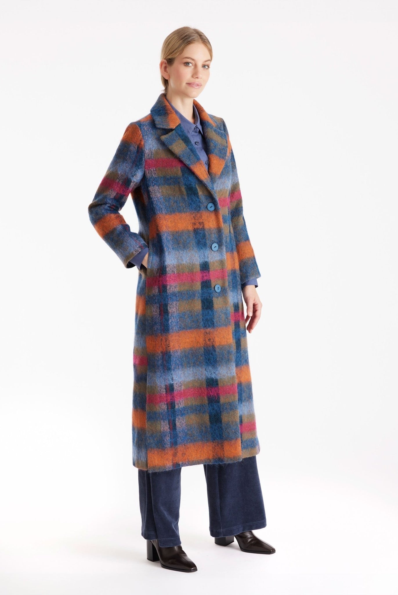 Langer Mantel ZUQUIT mit Revers, Knopfleiste und Karomuster in Blau, Orange und Pink