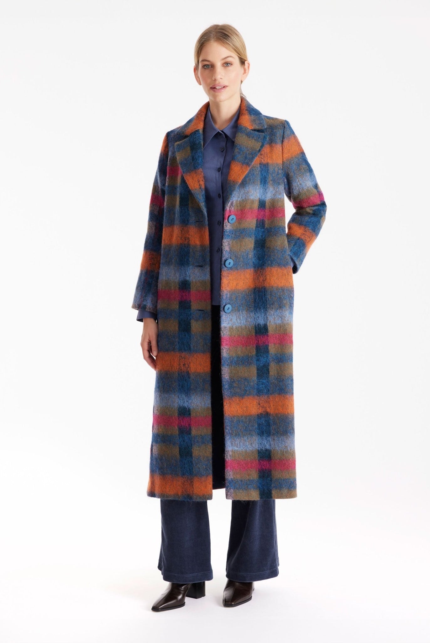 Langer Mantel ZUQUIT mit Revers, Knopfleiste und Karomuster in Blau, Orange und Pink