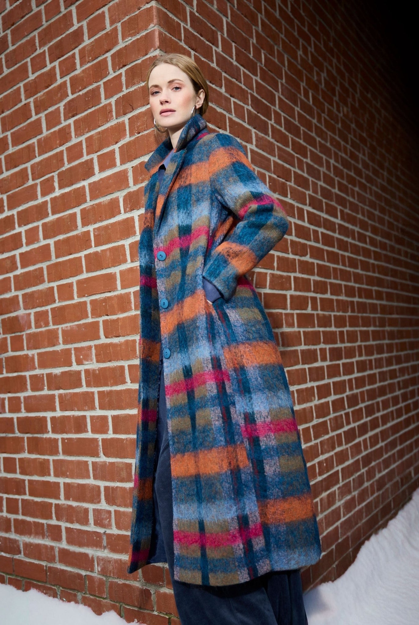 Langer Mantel ZUQUIT mit Revers, Knopfleiste und Karomuster in Blau, Orange und Pink