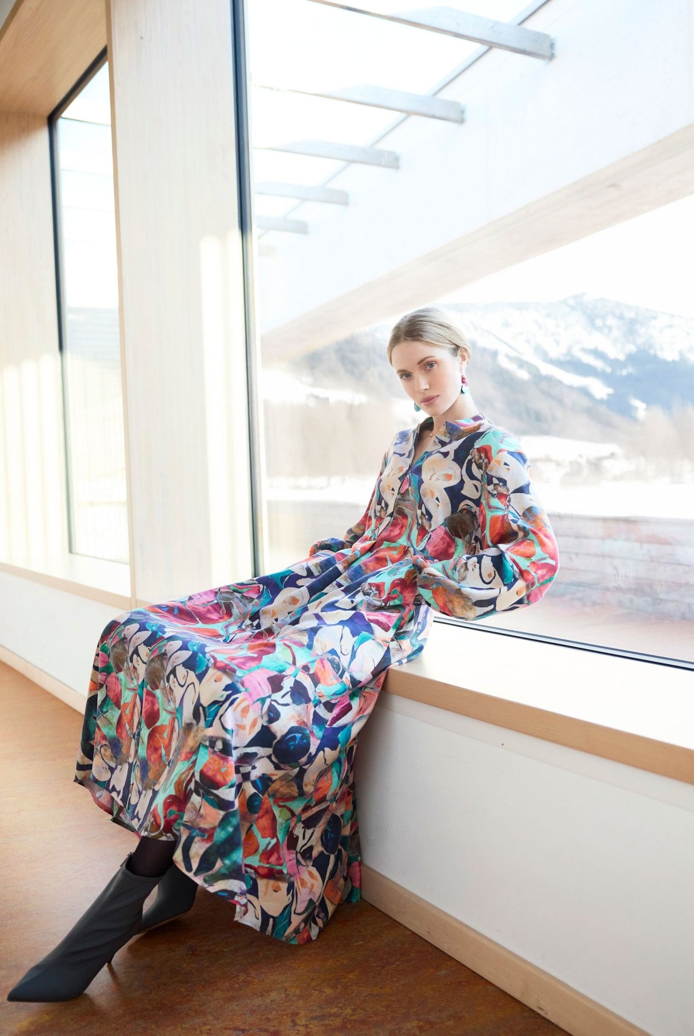 Langes Kleid DYOTI mit langen, weiten Armen, V-Ausschnitt und mehrfarbigem Muster