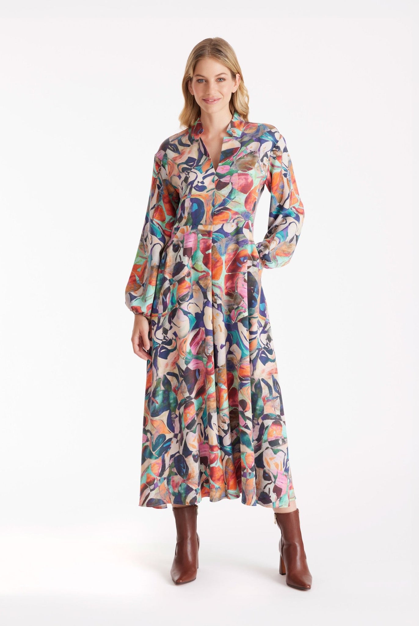 Langes Kleid DYOTI mit langen, weiten Armen, V-Ausschnitt und mehrfarbigem Muster