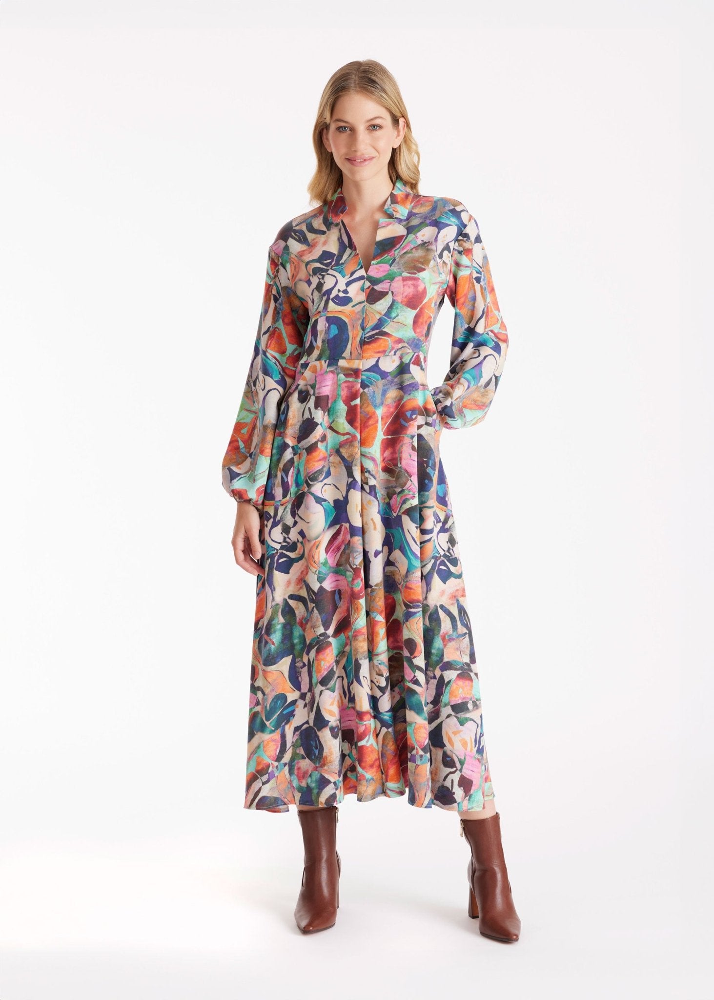 Langes Kleid DYOTI mit langen, weiten Armen, V-Ausschnitt und mehrfarbigem Muster