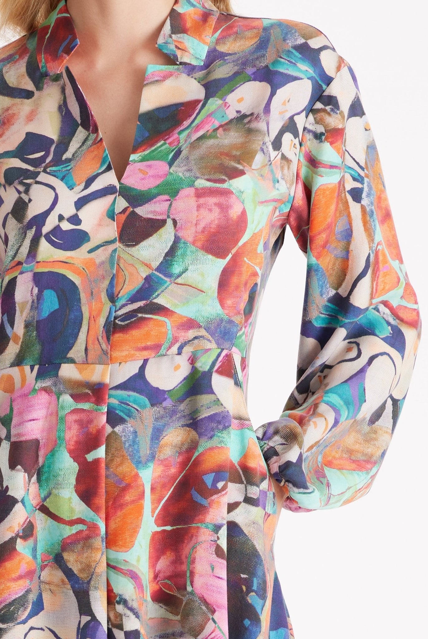 Langes Kleid DYOTI mit langen, weiten Armen, V-Ausschnitt und mehrfarbigem Muster