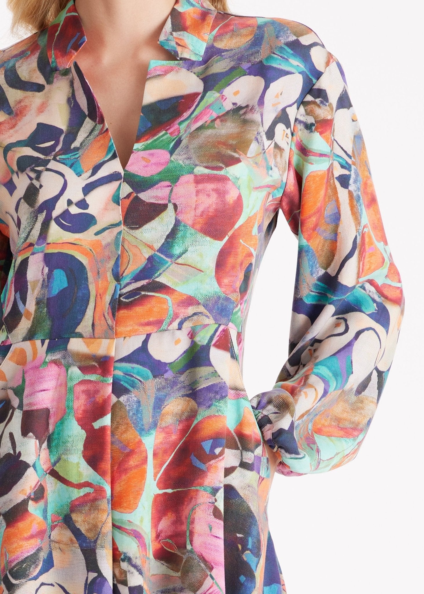 Langes Kleid DYOTI mit langen, weiten Armen, V-Ausschnitt und mehrfarbigem Muster