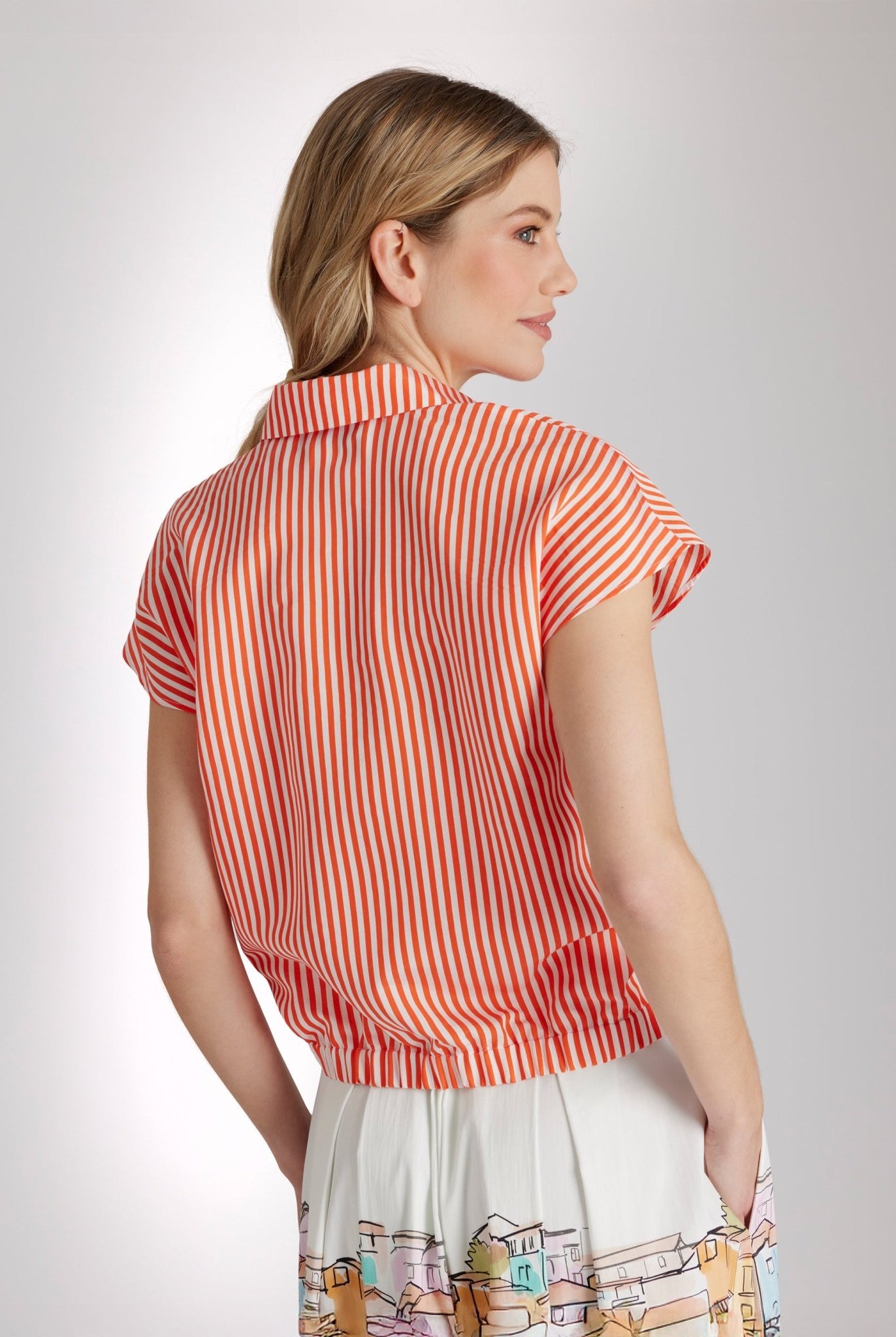 Bluse GYRINA mit Hemdkragen, Knopfleiste, kurzen Ärmeln und Bindedetail am Saum in orange-weiß gestreift