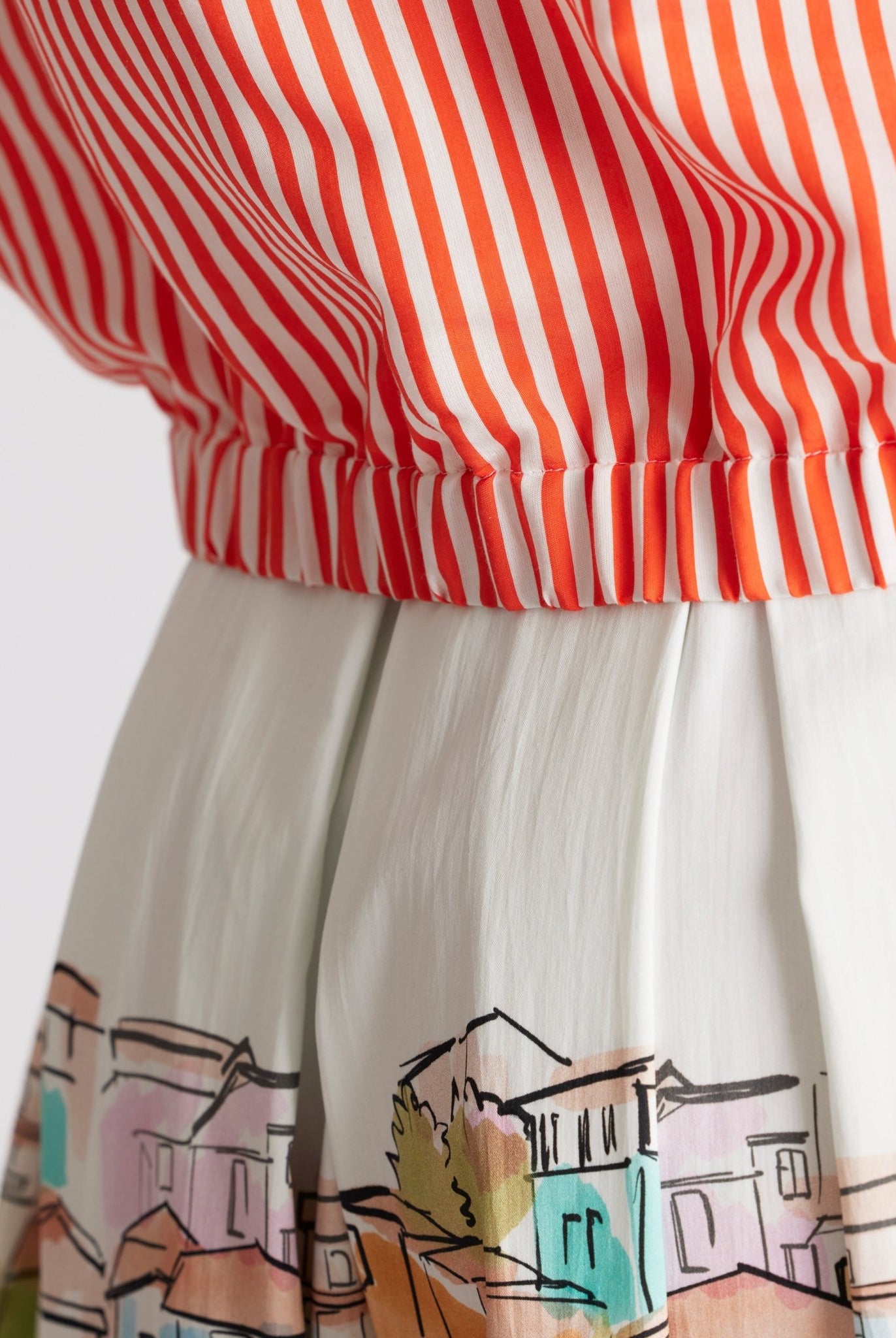 Bluse GYRINA mit Hemdkragen, Knopfleiste, kurzen Ärmeln und Bindedetail am Saum in orange-weiß gestreift