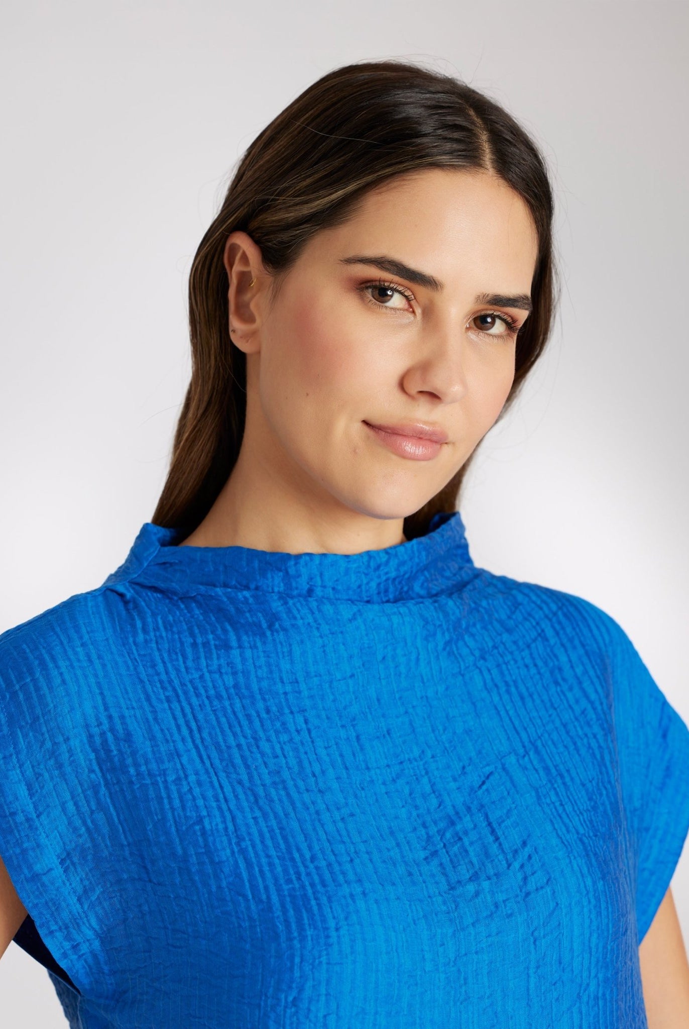 Legere Bluse NATRONI mit raffiniertem Kragen und kurzen Ärmeln in Blau