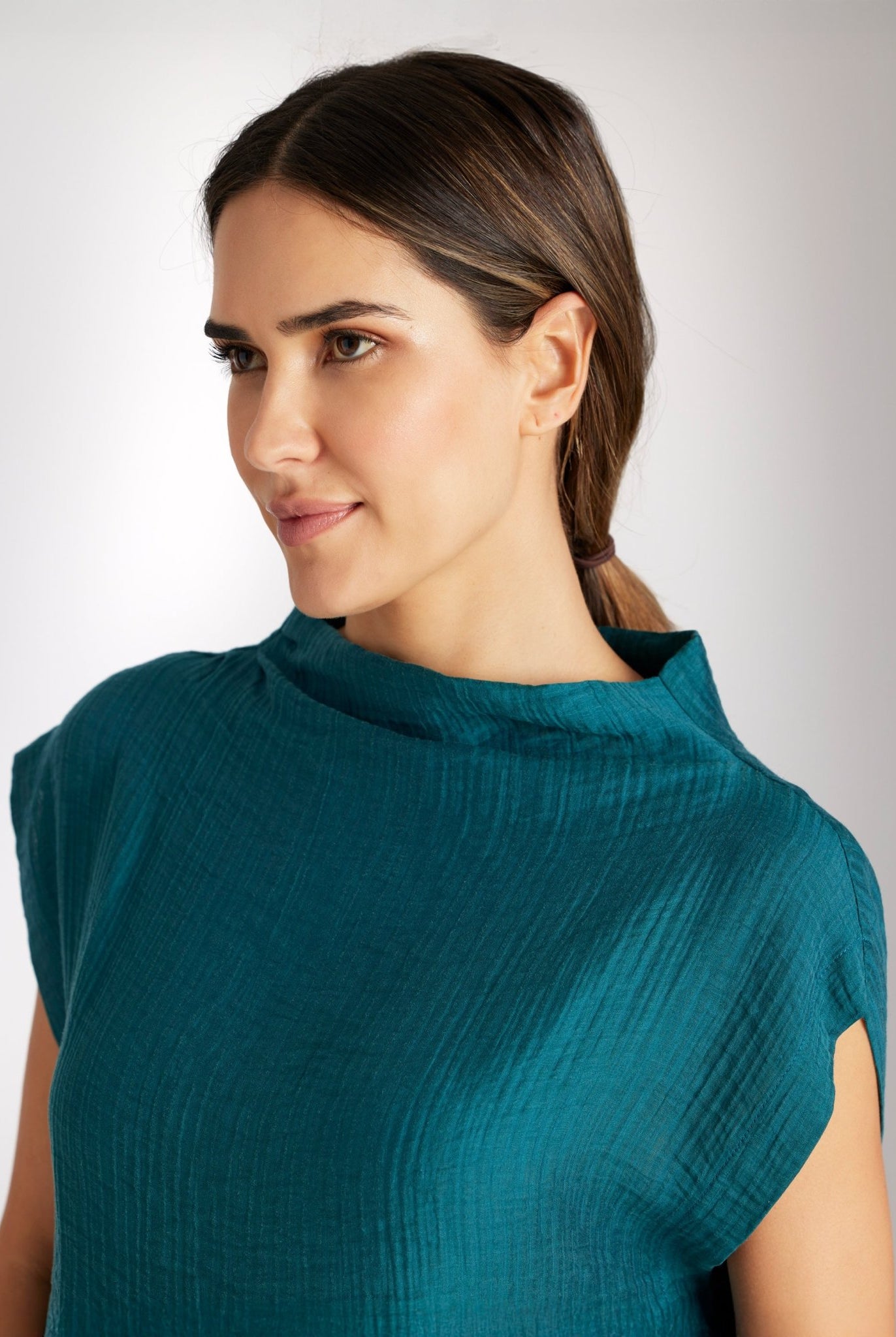 Legere Bluse NATRONI mit raffiniertem Kragen und kurzen Ärmeln in Grün