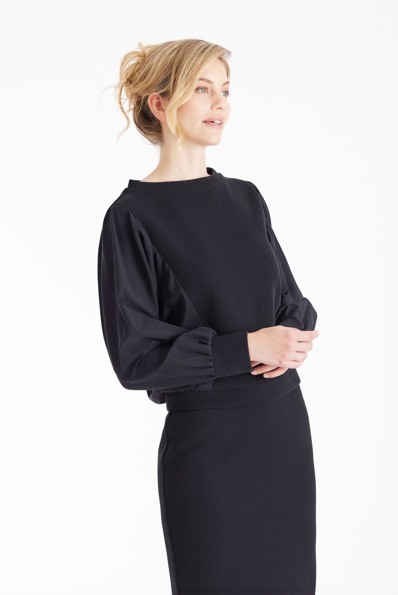 Pullover HOPUI mit Rundhals und langen Armen in Schwarz