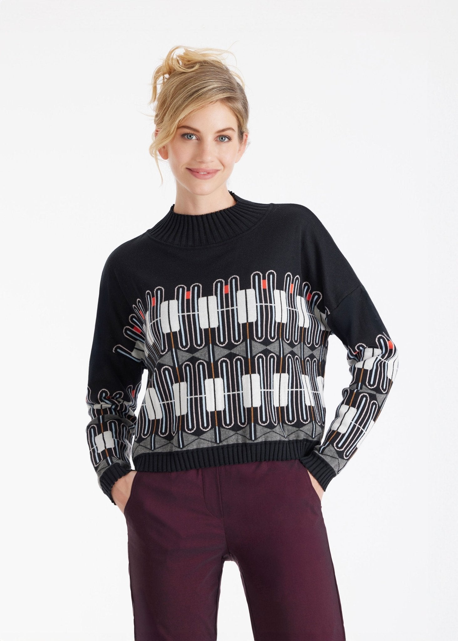Pullover KIRBO mit Rundhals, langen Armen und geometrischem Muster in Schwarz, Weiß und Orange