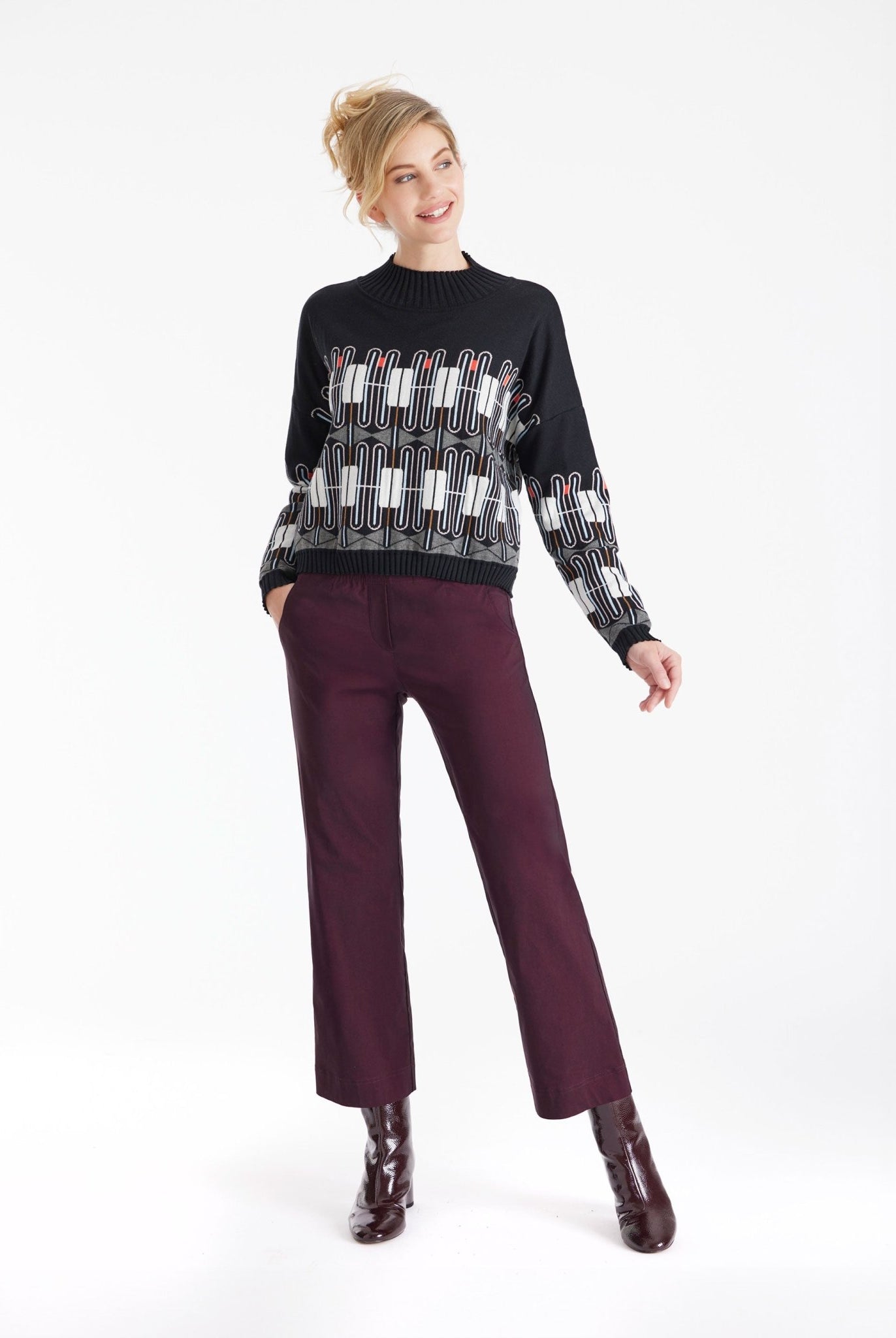 Pullover KIRBO mit Rundhals, langen Armen und geometrischem Muster in Schwarz, Weiß und Orange