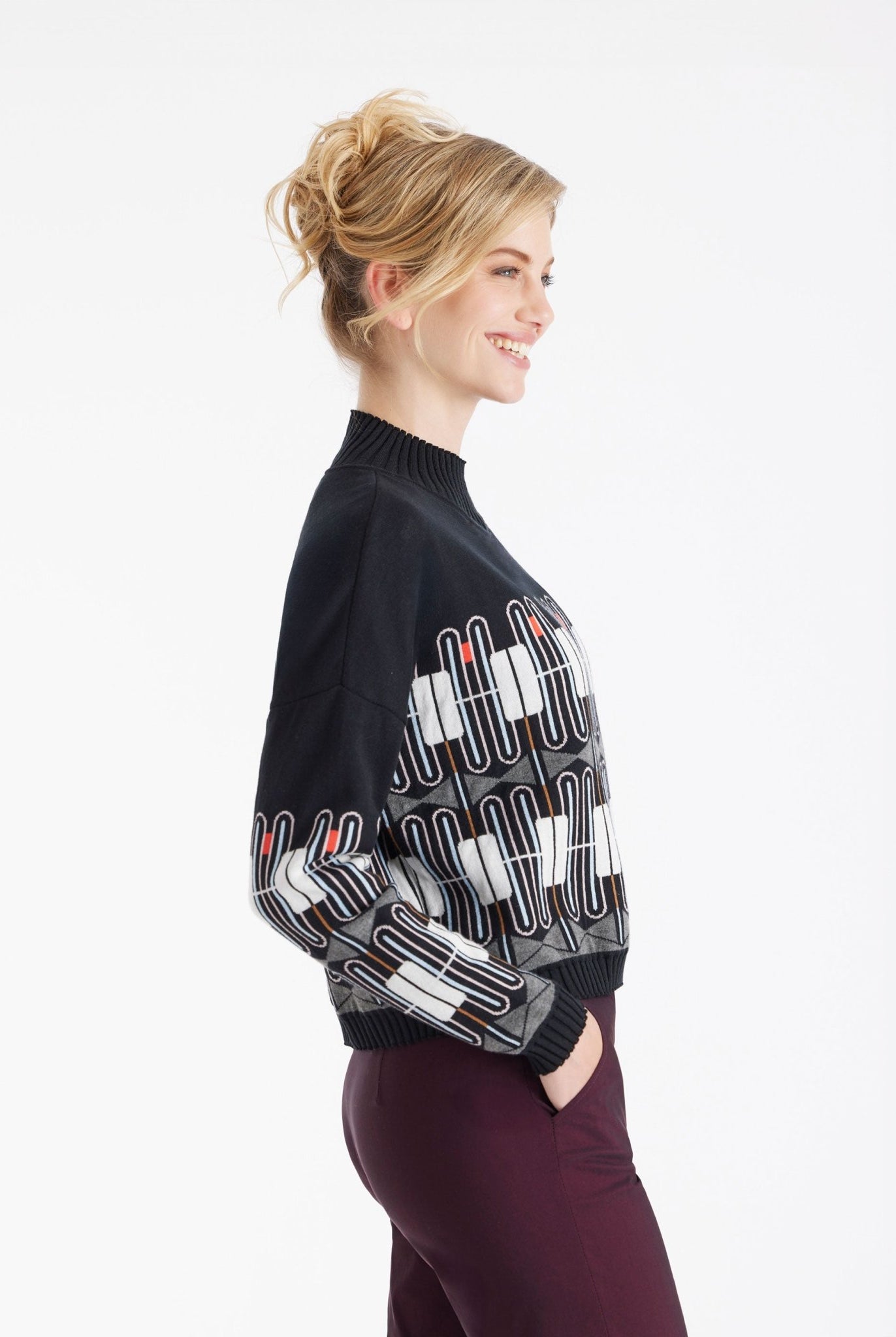 Pullover KIRBO mit Rundhals, langen Armen und geometrischem Muster in Schwarz, Weiß und Orange