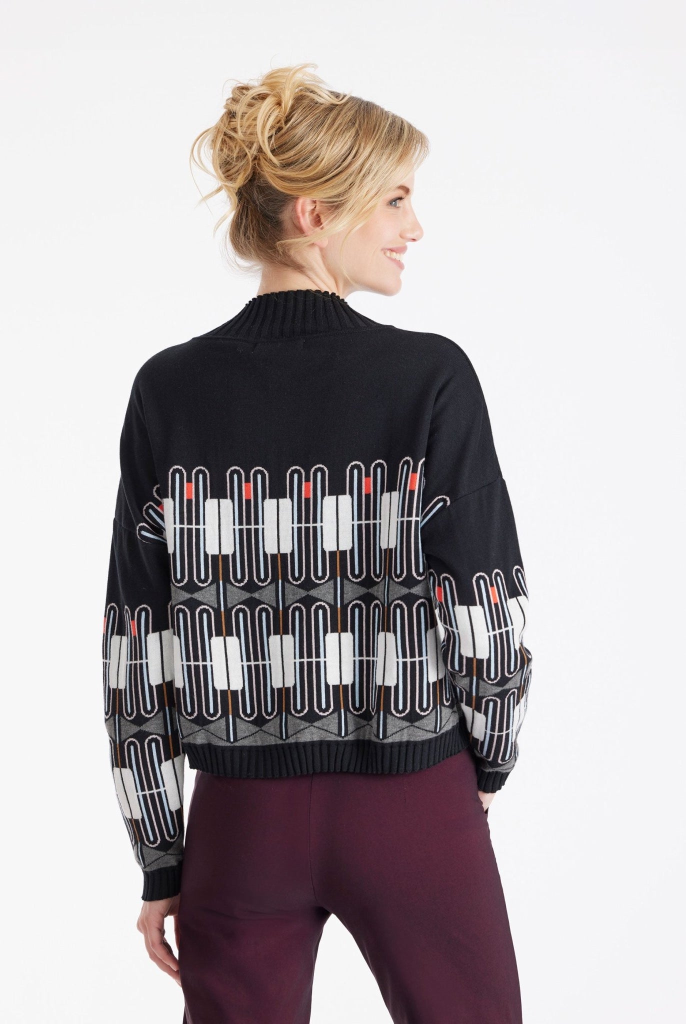 Pullover KIRBO mit Rundhals, langen Armen und geometrischem Muster in Schwarz, Weiß und Orange