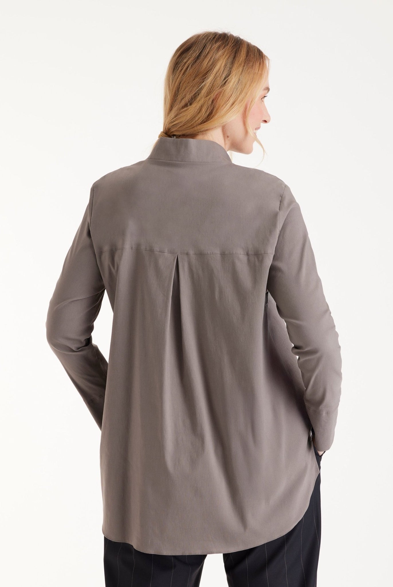 Lange Hemdbluse BABLUE mit kleinem Stehkragen, V-Ausschnitt, langen Armen und Falte vorn in Grau