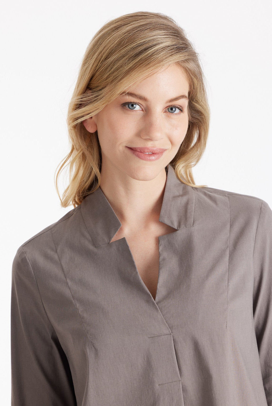 Lange Hemdbluse BABLUE mit kleinem Stehkragen, V-Ausschnitt, langen Armen und Falte vorn in Grau