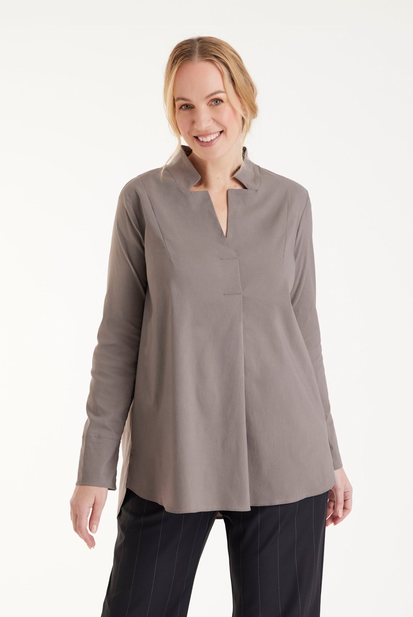 Lange Hemdbluse BABLUE mit kleinem Stehkragen, V-Ausschnitt, langen Armen und Falte vorn in Grau