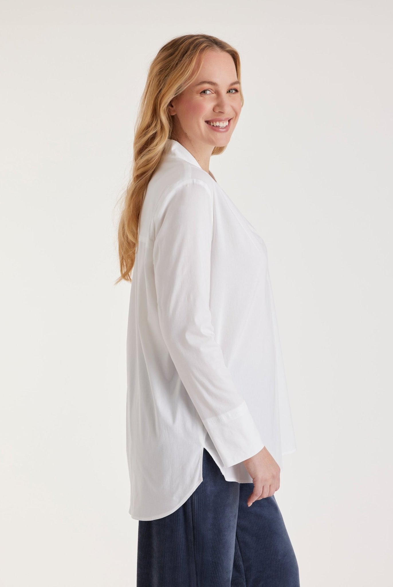 Lange Hemdbluse BABLUE mit kleinem Stehkragen, V-Ausschnitt, langen Armen und Falte vorn in Weiß