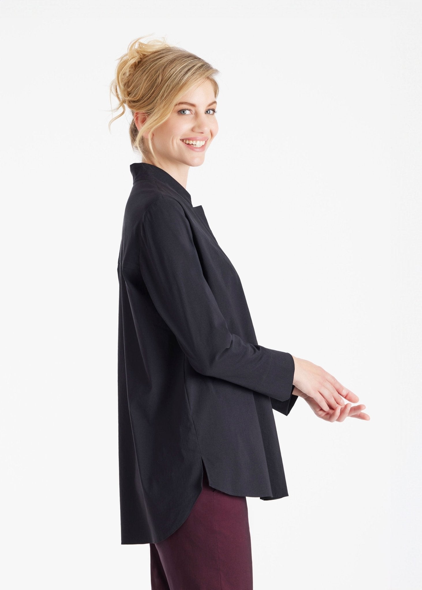 Lange Hemdbluse BABLUE mit kleinem Stehkragen, V-Ausschnitt, langen Armen und Falte vorn in Schwarz